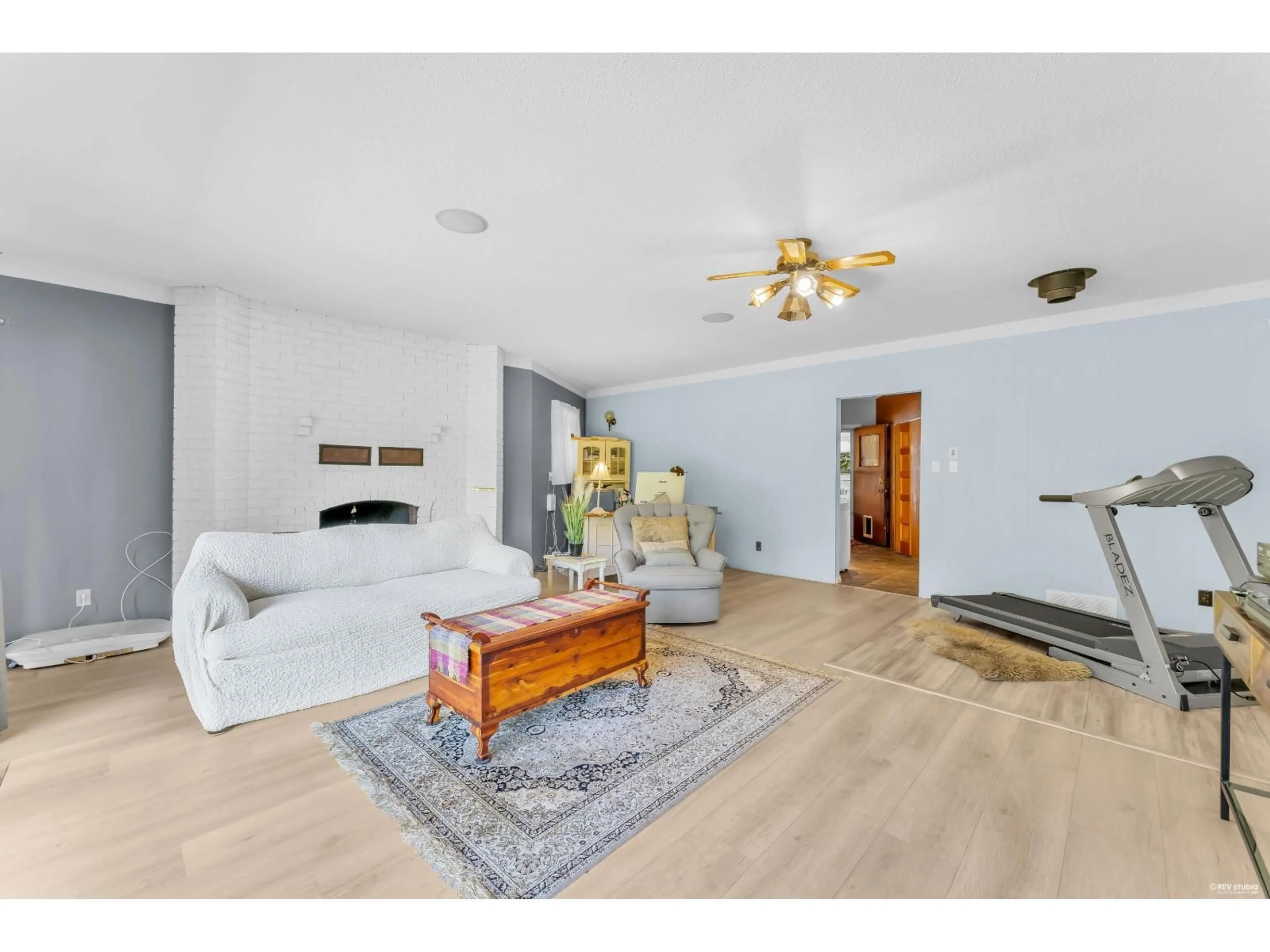 Living room with furniture, wood/laminate floor for 18224 32 AVENUE, Surrey British Columbia V3Z1C6