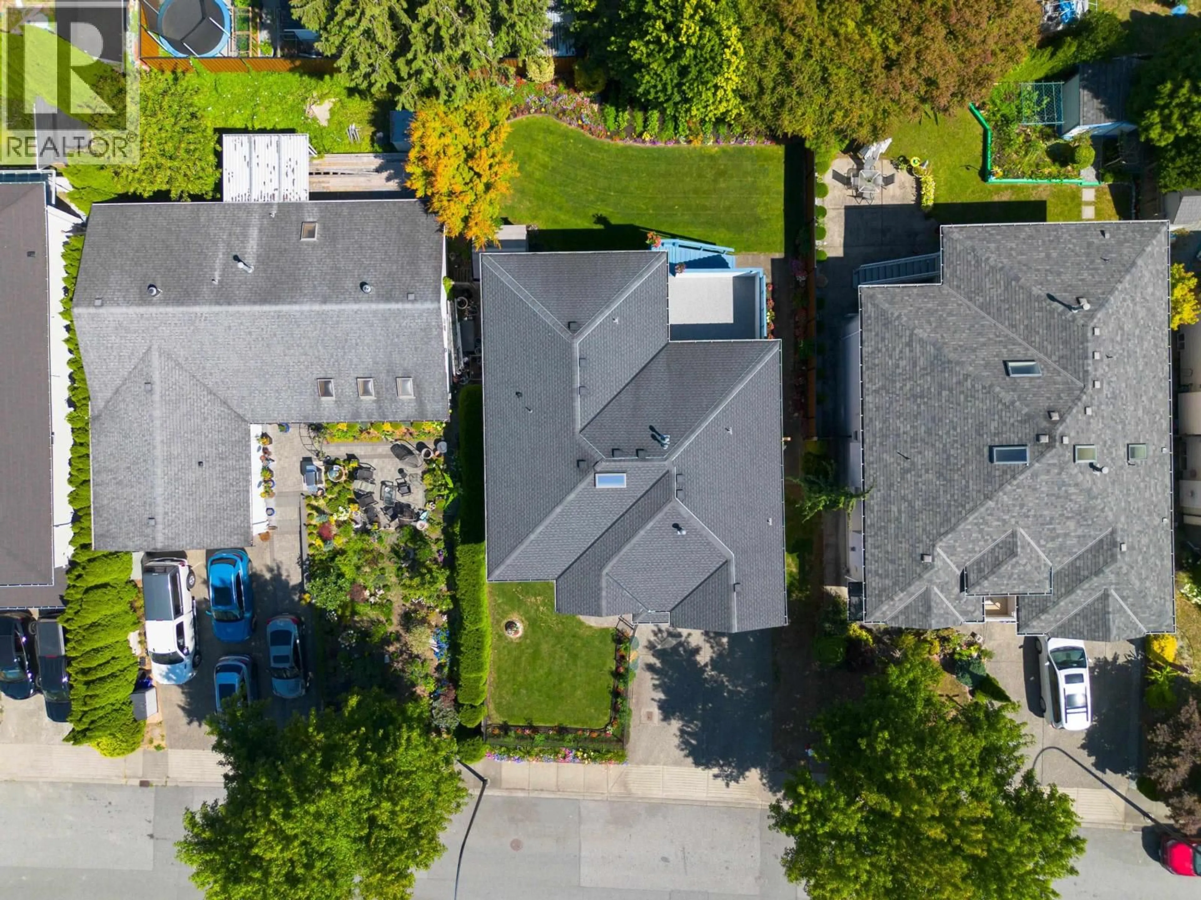 A pic from outside/outdoor area/front of a property/back of a property/a pic from drone, street for 20389 121 B AVENUE, Maple Ridge British Columbia V2X2Z5