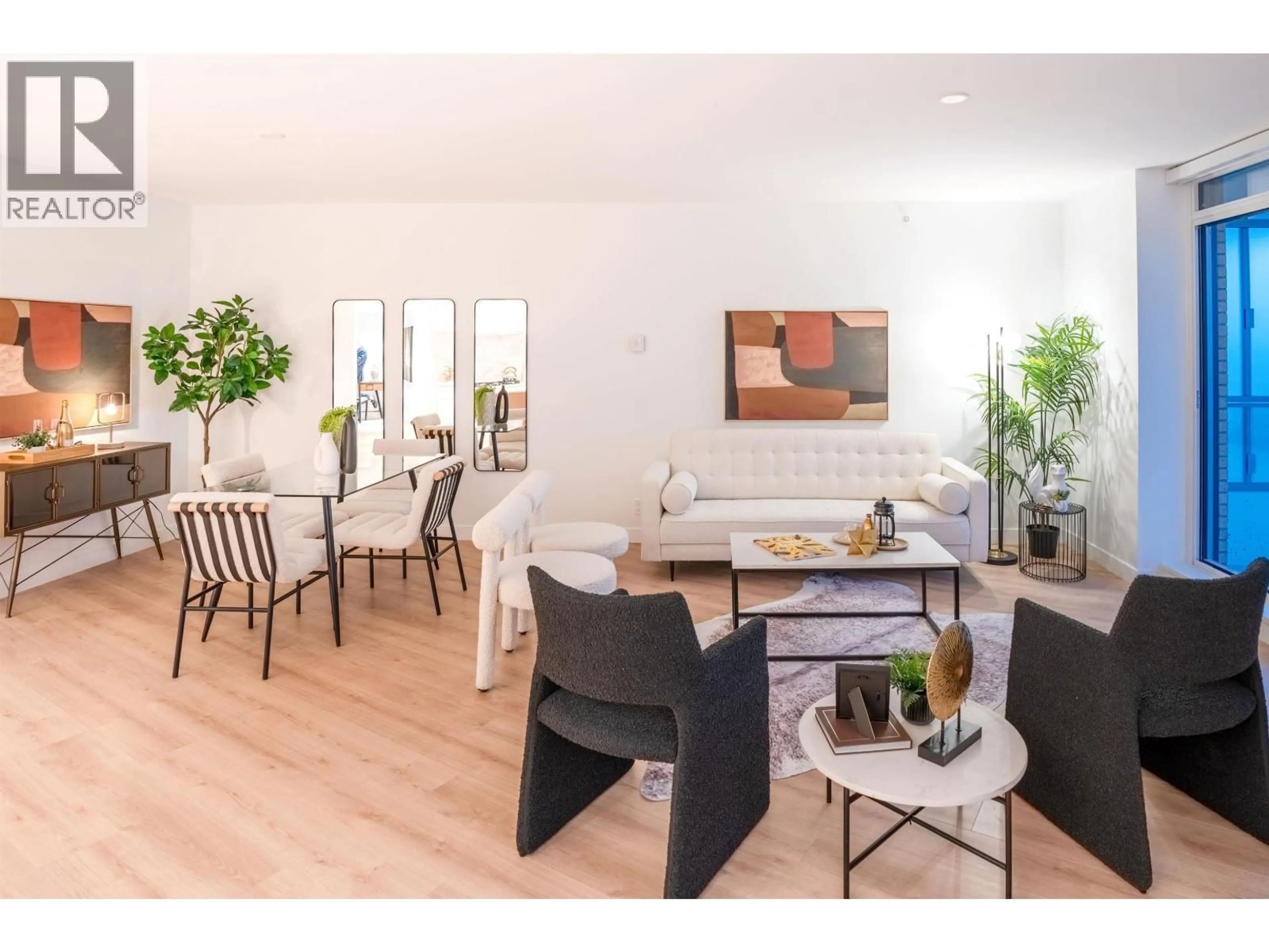Living room with furniture, wood/laminate floor for 508 - 1500 FERN STREET, North Vancouver British Columbia V7J0E6