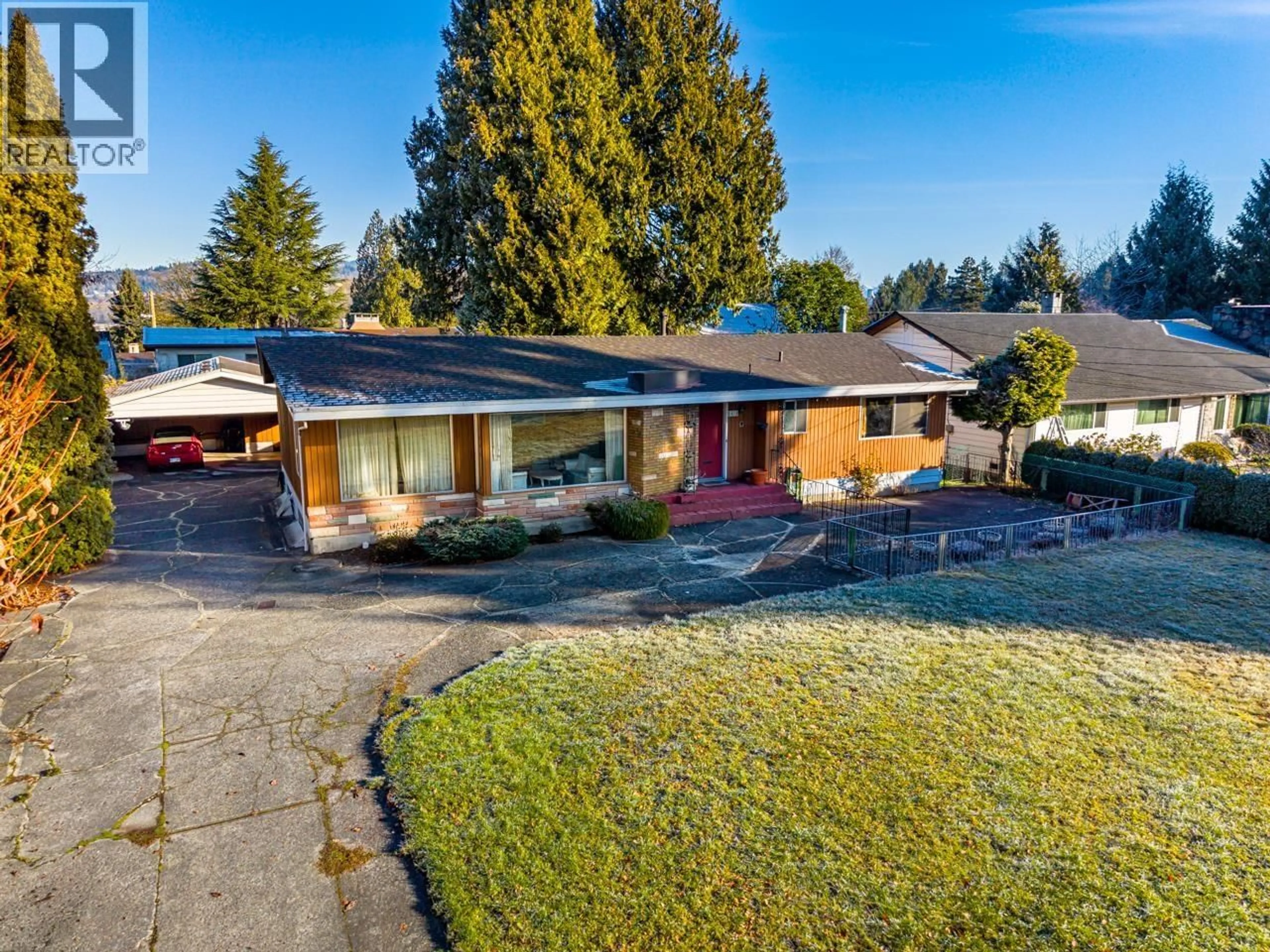 A pic from outside/outdoor area/front of a property/back of a property/a pic from drone, street for 5416 BUCKINGHAM AVENUE, Burnaby British Columbia V5E2A1