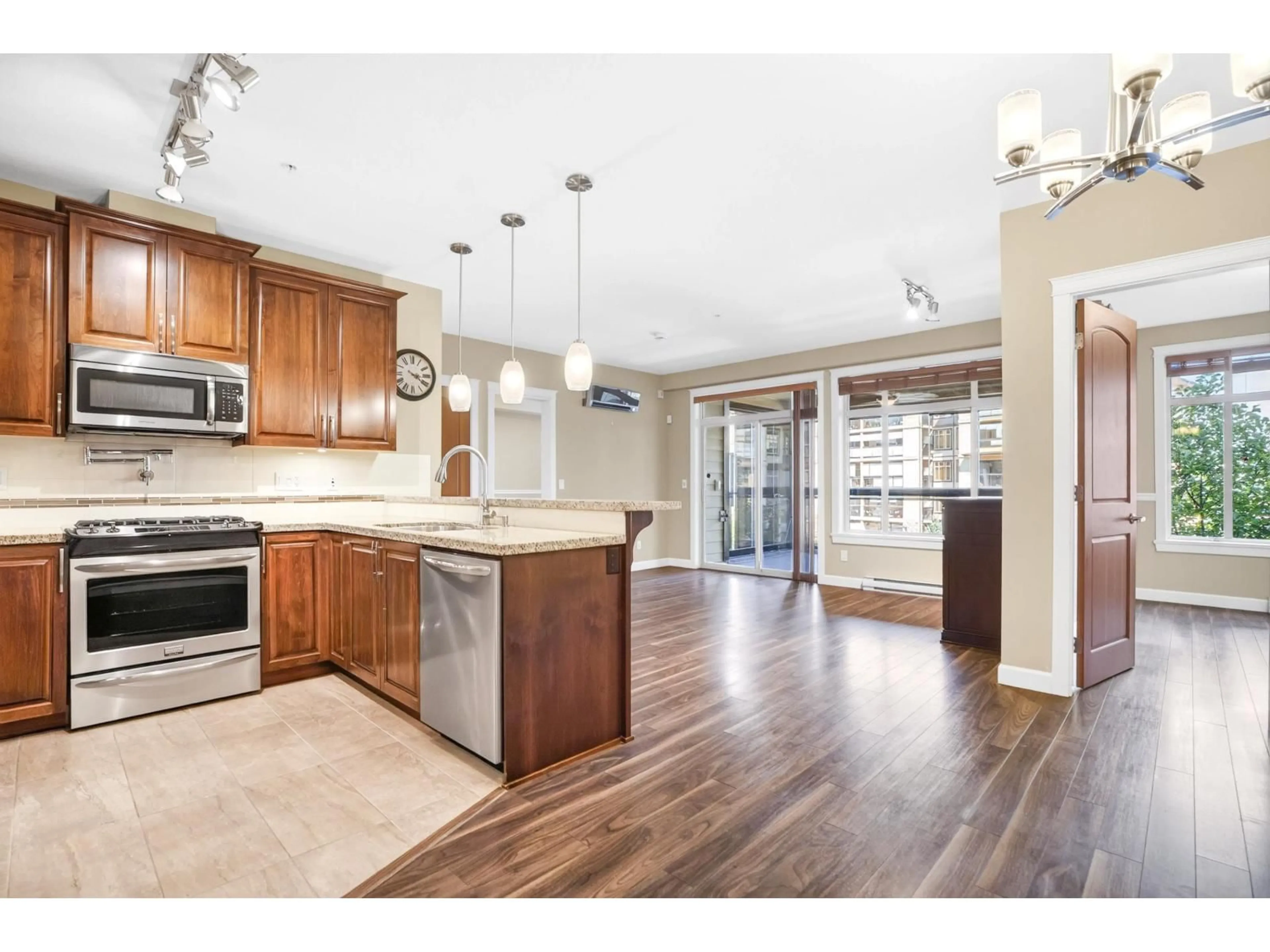 Open concept kitchen, wood/laminate floor for 314 - 2860 TRETHEWEY STREET, Abbotsford British Columbia V2T0G5