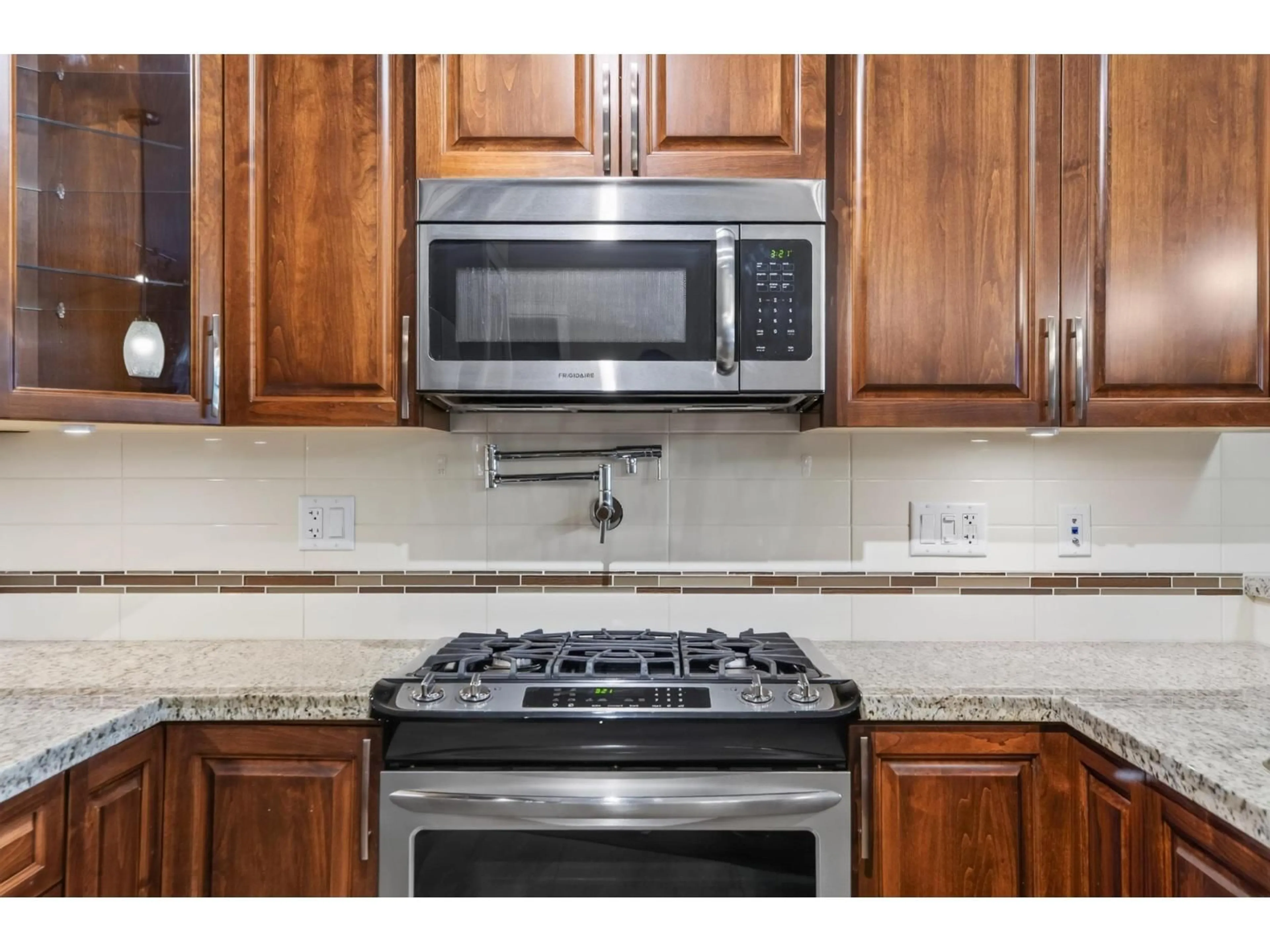 Standard kitchen, unknown for 314 - 2860 TRETHEWEY STREET, Abbotsford British Columbia V2T0G5