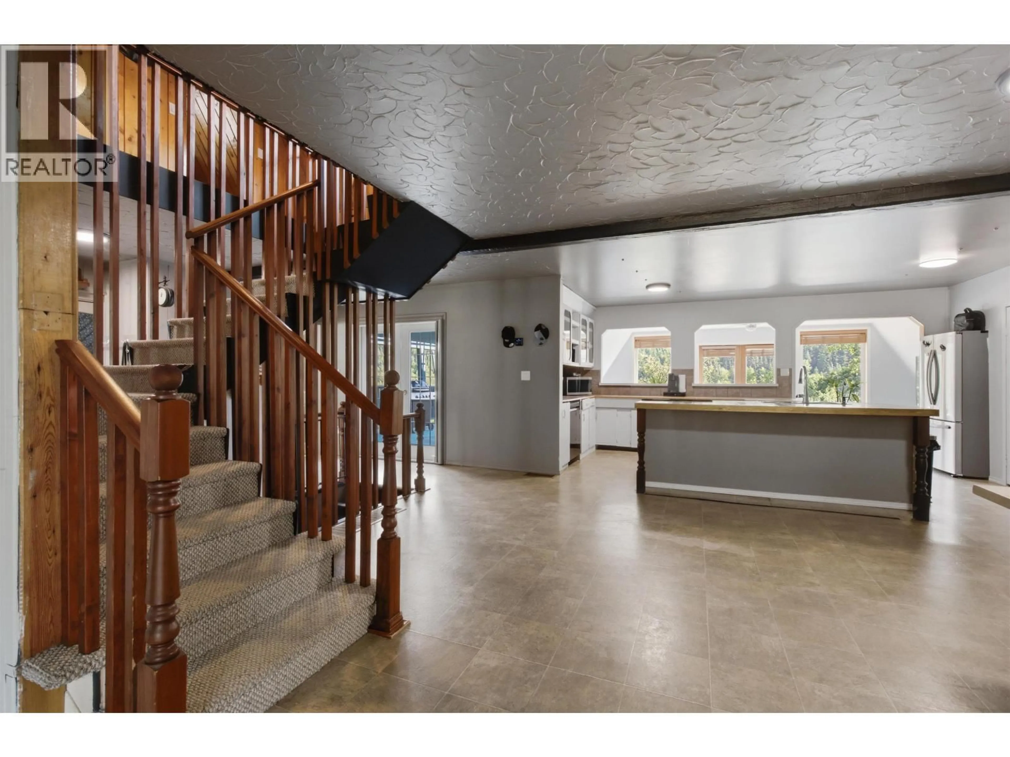 Indoor foyer for 1925 COMMODORE CRESCENT, Williams Lake British Columbia V2G5C9