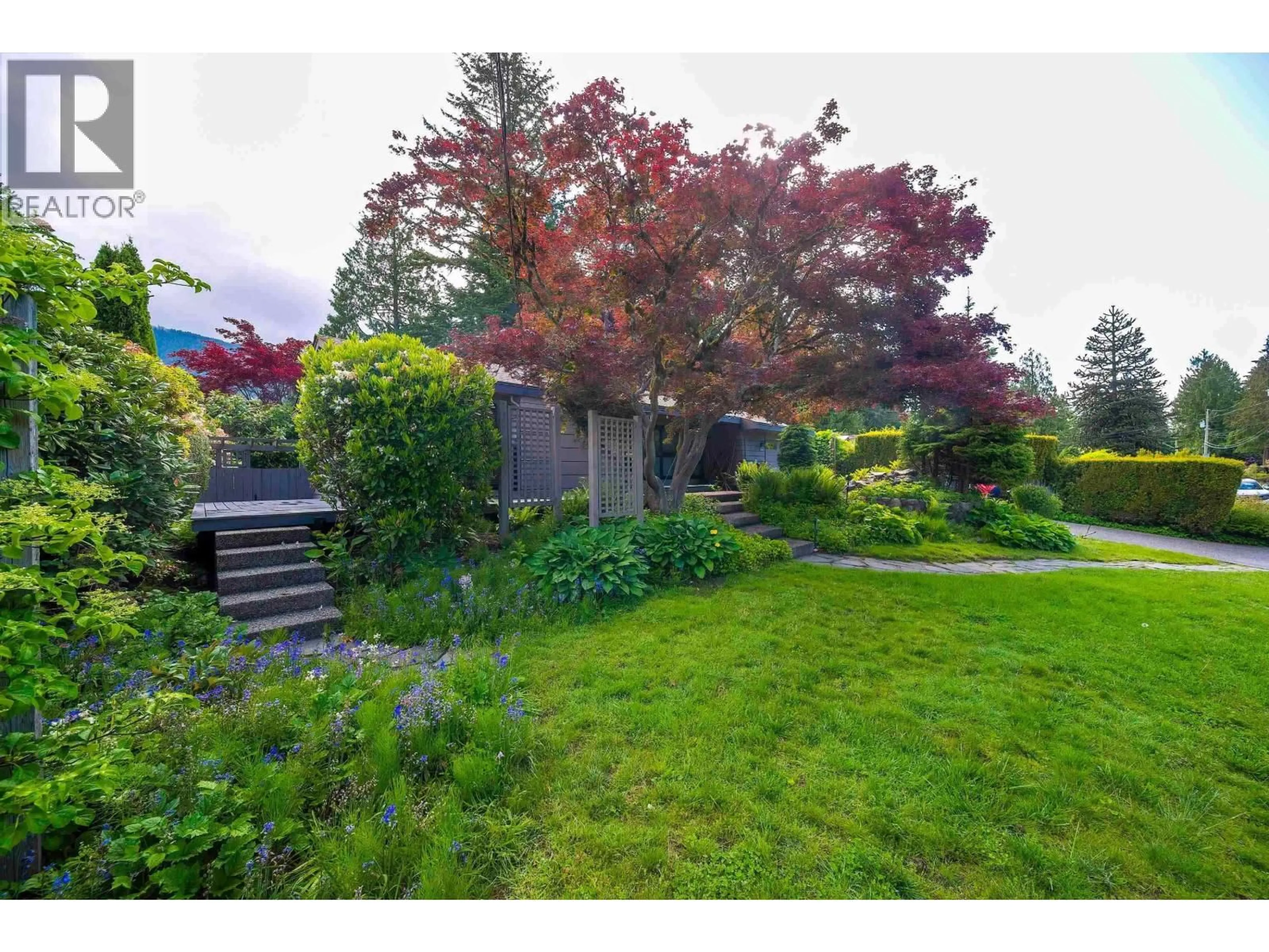 A pic from outside/outdoor area/front of a property/back of a property/a pic from drone, unknown for 4096 SUNSET BLVD BOULEVARD, North Vancouver British Columbia V7R3Y8