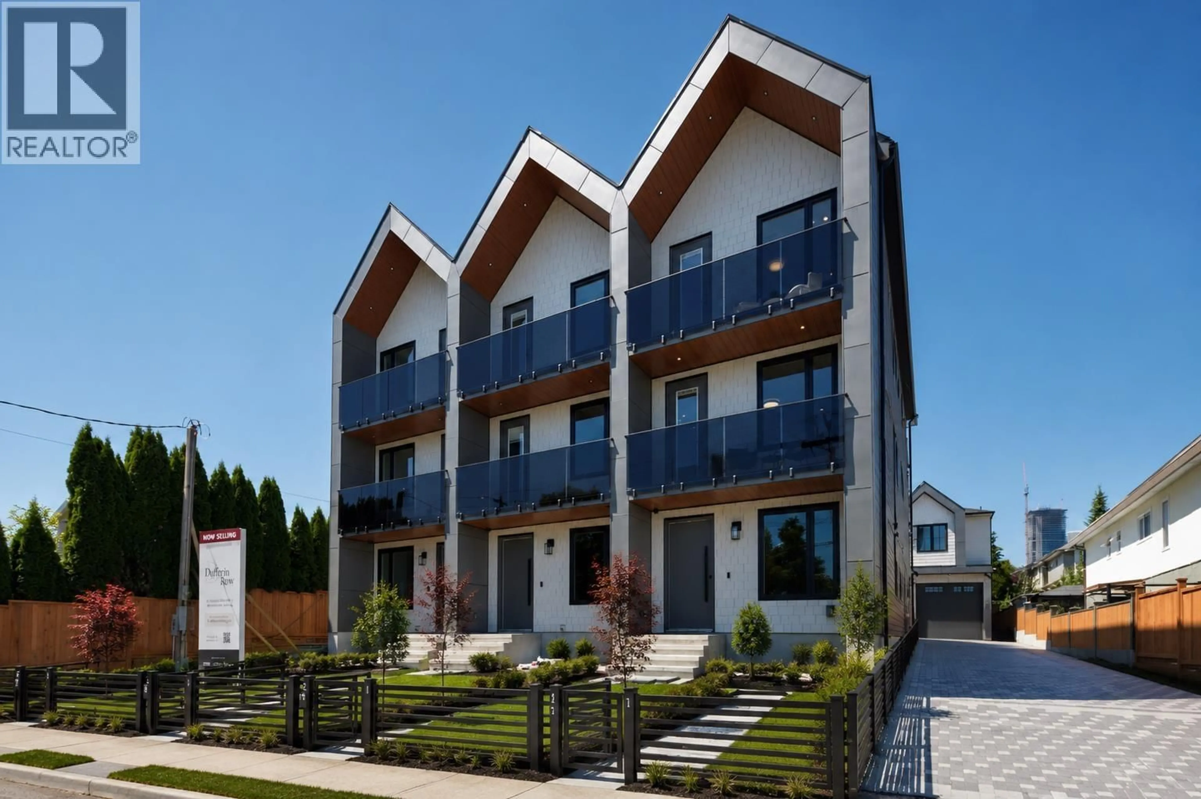 Home with brick exterior material, building for 2 - 6525 DUFFERIN AVENUE, Burnaby British Columbia V5H3T2