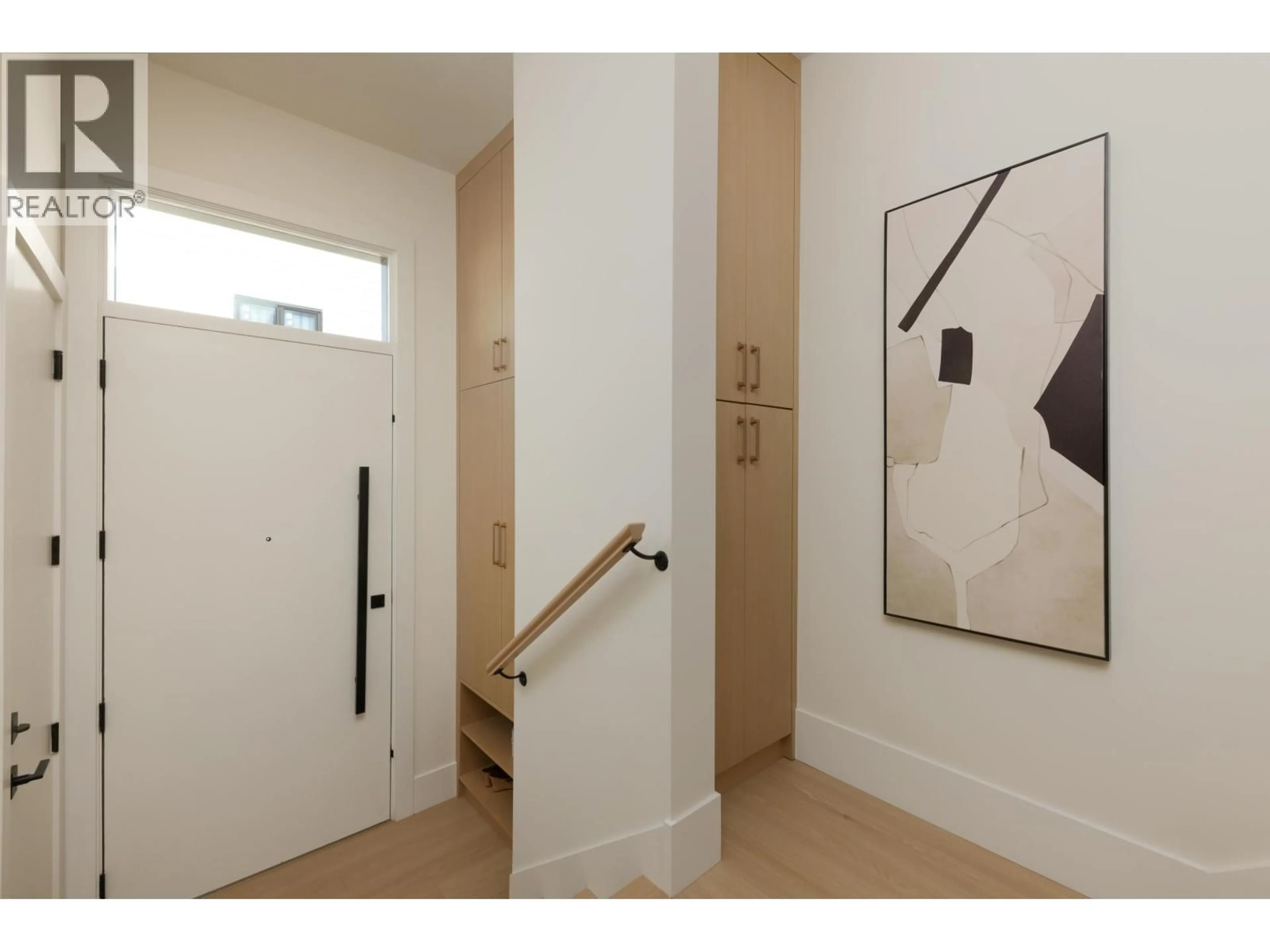 Indoor entryway for 5 - 6525 DUFFERIN AVENUE, Burnaby British Columbia V5H3T2