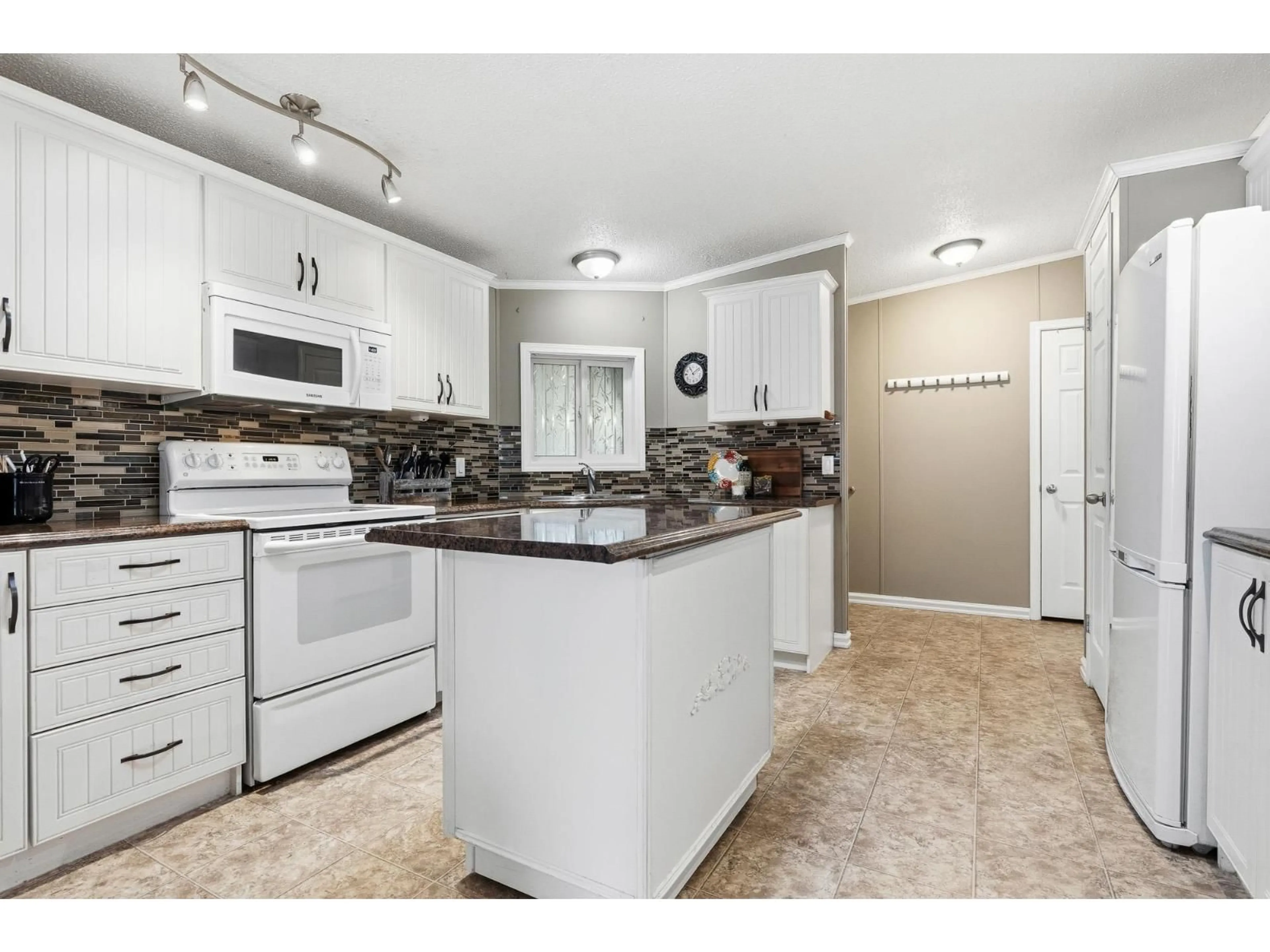 Standard kitchen, ceramic/tile floor for 11 - 44565 MONTE VISTA DRIVE, Chilliwack British Columbia V2R5Y4
