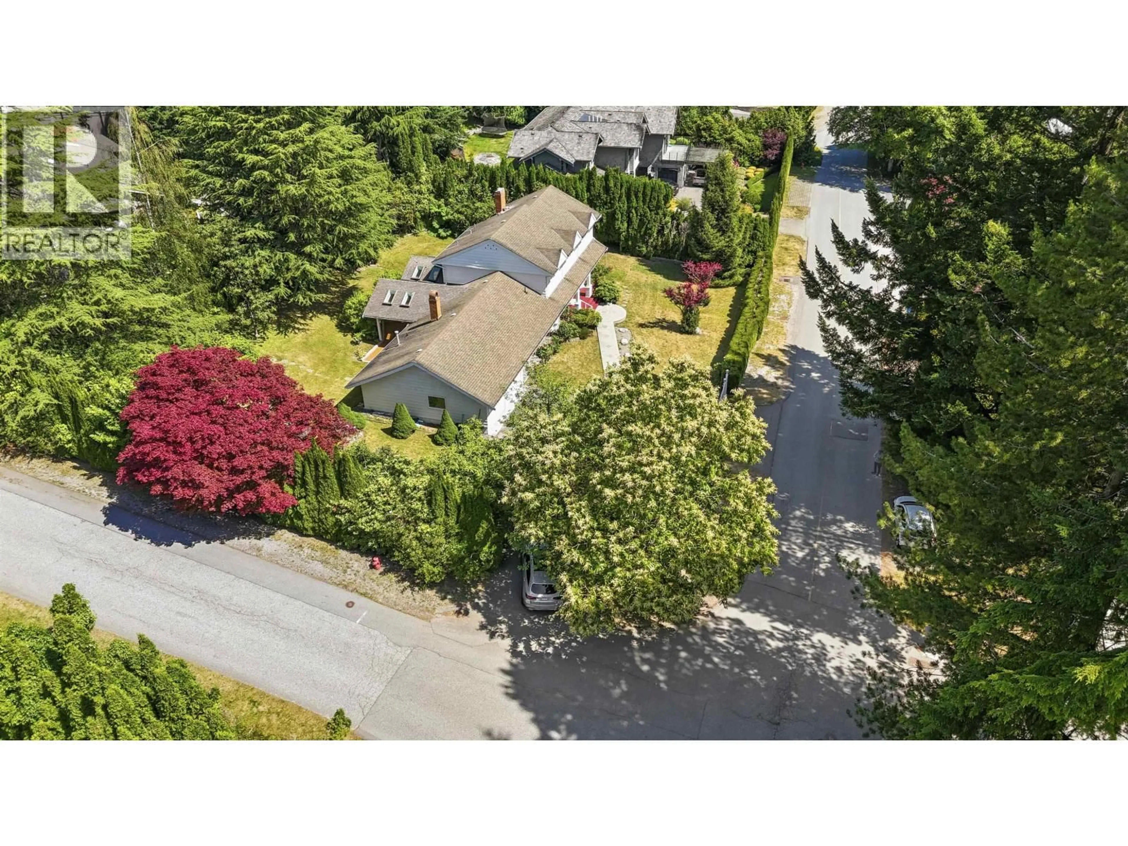 A pic from outside/outdoor area/front of a property/back of a property/a pic from drone, street for 875 GREENWOOD ROAD, West Vancouver British Columbia V7S1X8