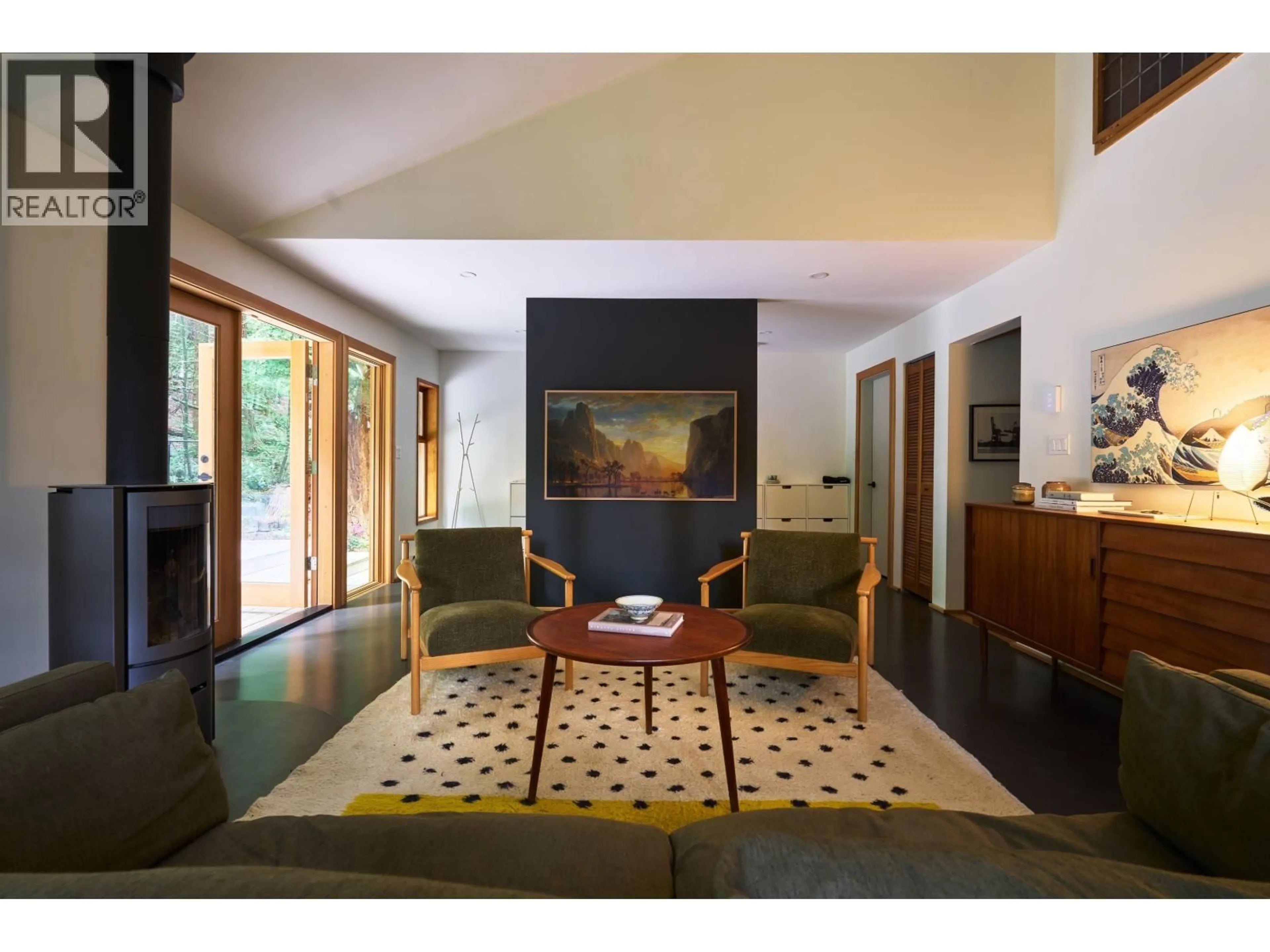 Indoor foyer for 4759 MOUNTAIN HIGHWAY, North Vancouver British Columbia V7K2K7