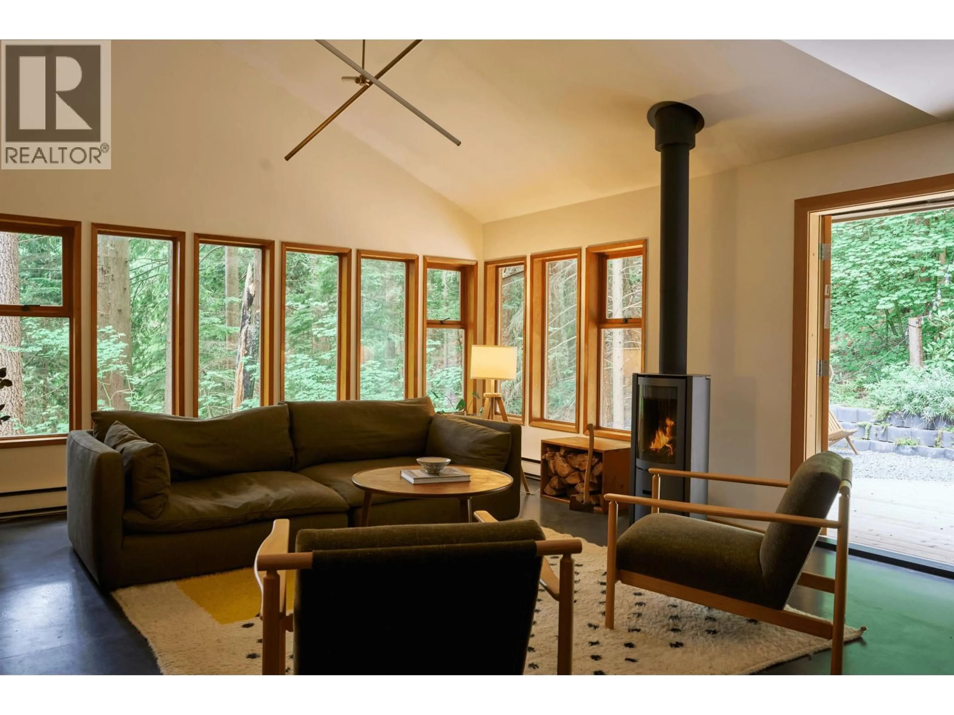 Living room with furniture, unknown for 4759 MOUNTAIN HIGHWAY, North Vancouver British Columbia V7K2K7