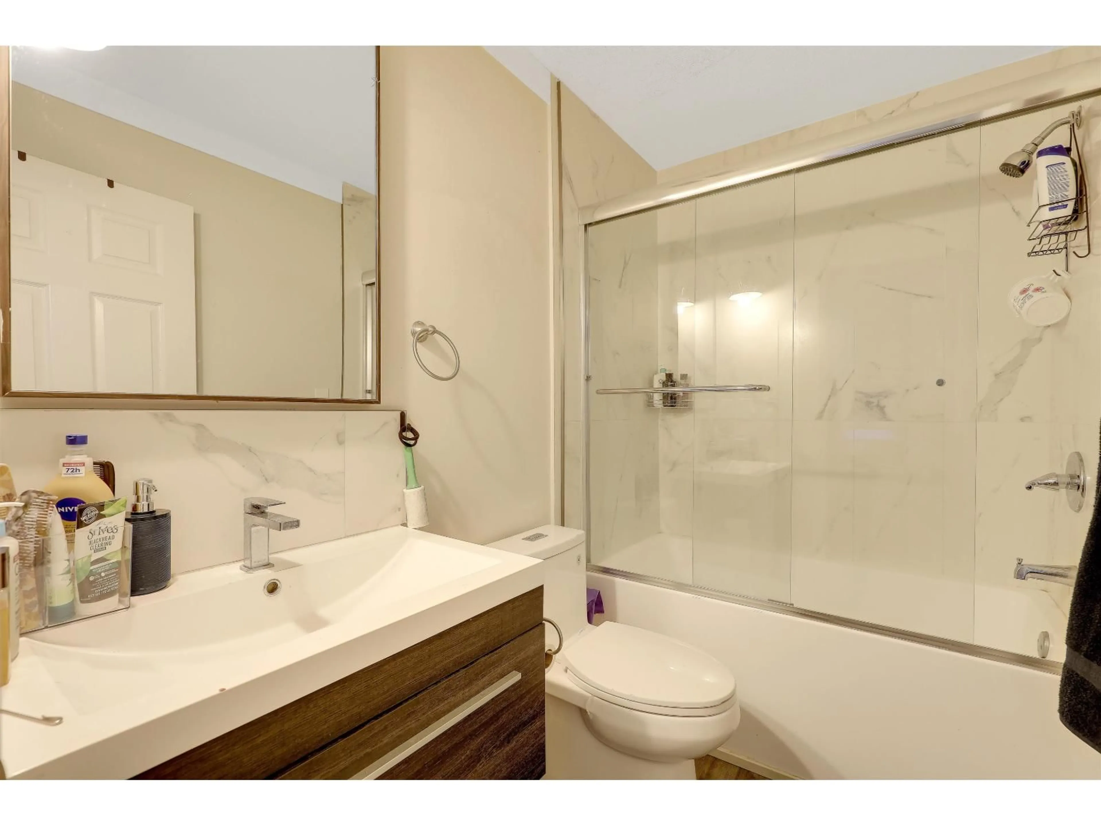 Standard bathroom, ceramic/tile floor for 33234 MEADOWLANDS AVENUE, Abbotsford British Columbia V2S6V1