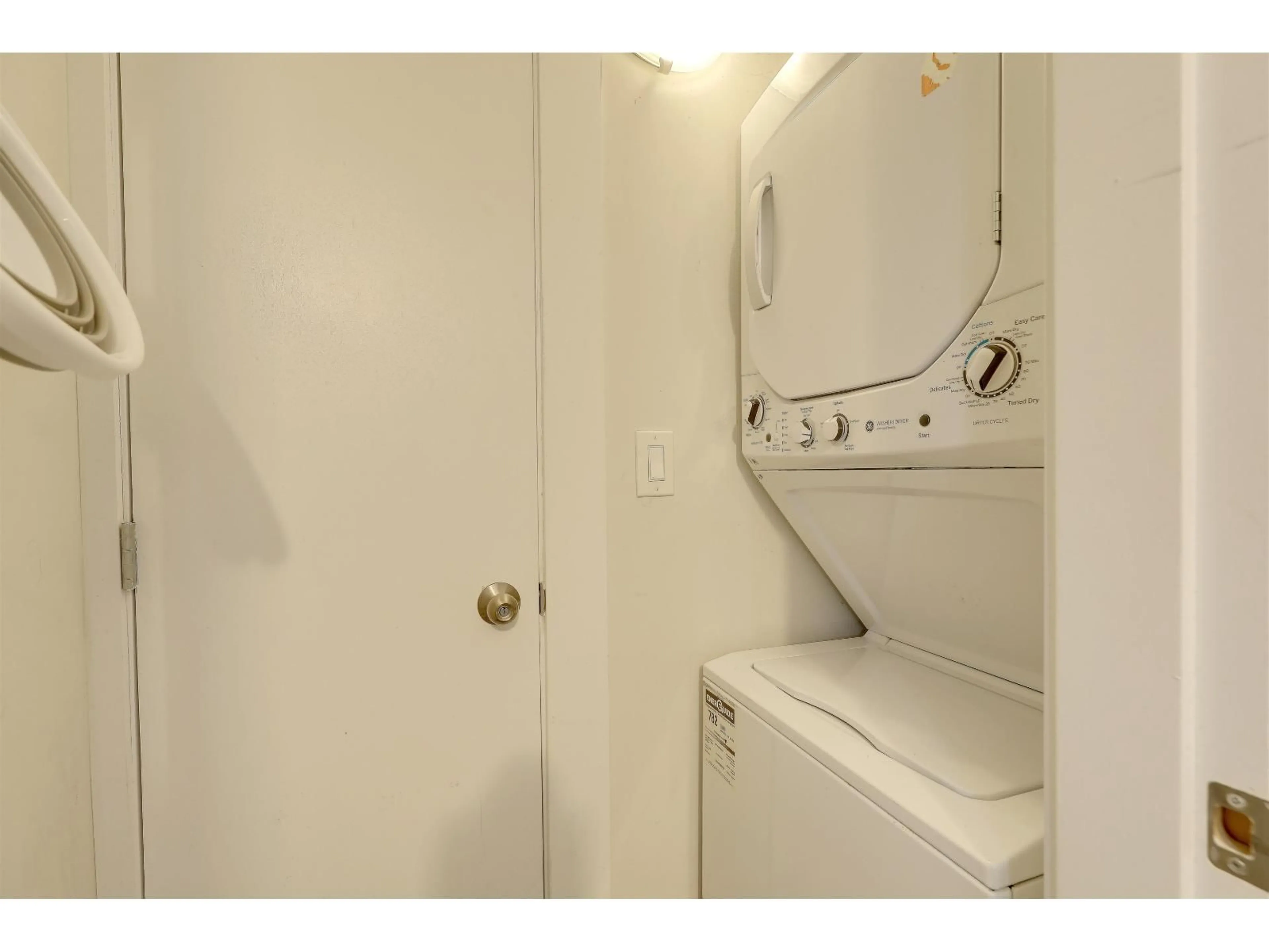Laundry room for 33234 MEADOWLANDS AVENUE, Abbotsford British Columbia V2S6V1