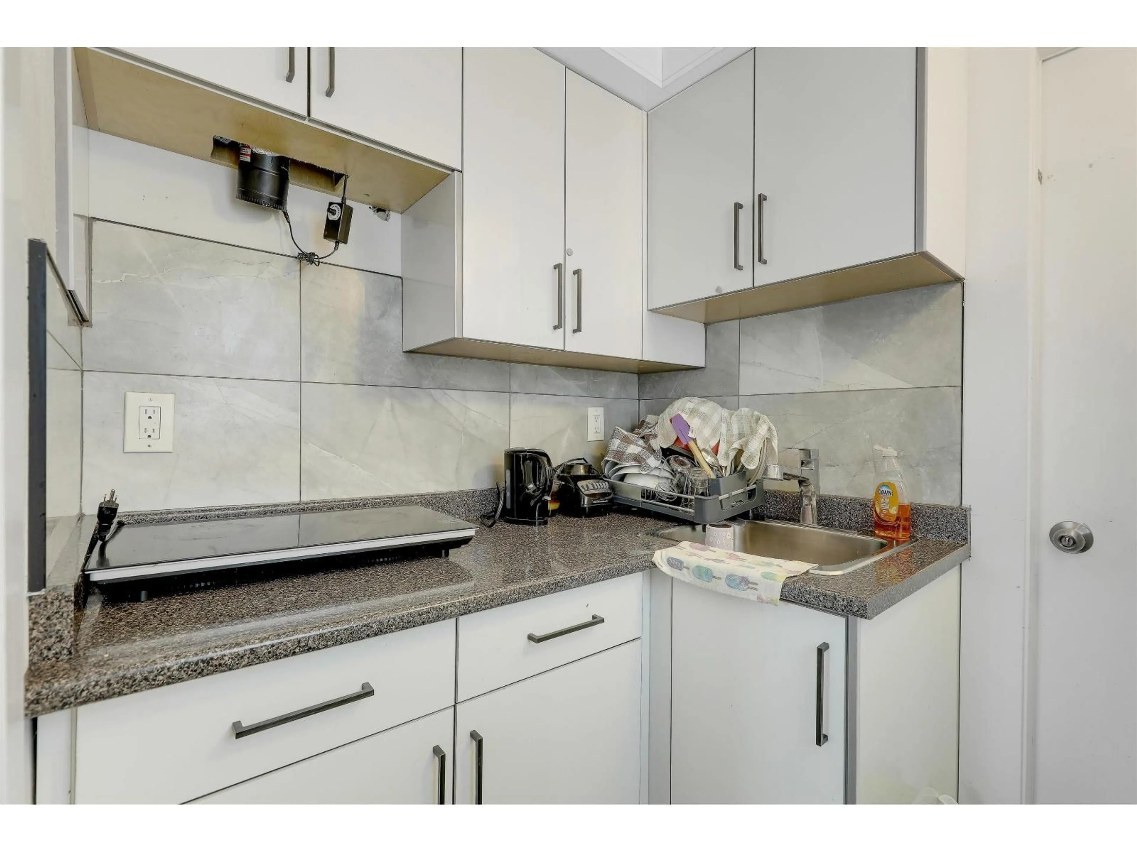 Standard kitchen, ceramic/tile floor for 33234 MEADOWLANDS AVENUE, Abbotsford British Columbia V2S6V1