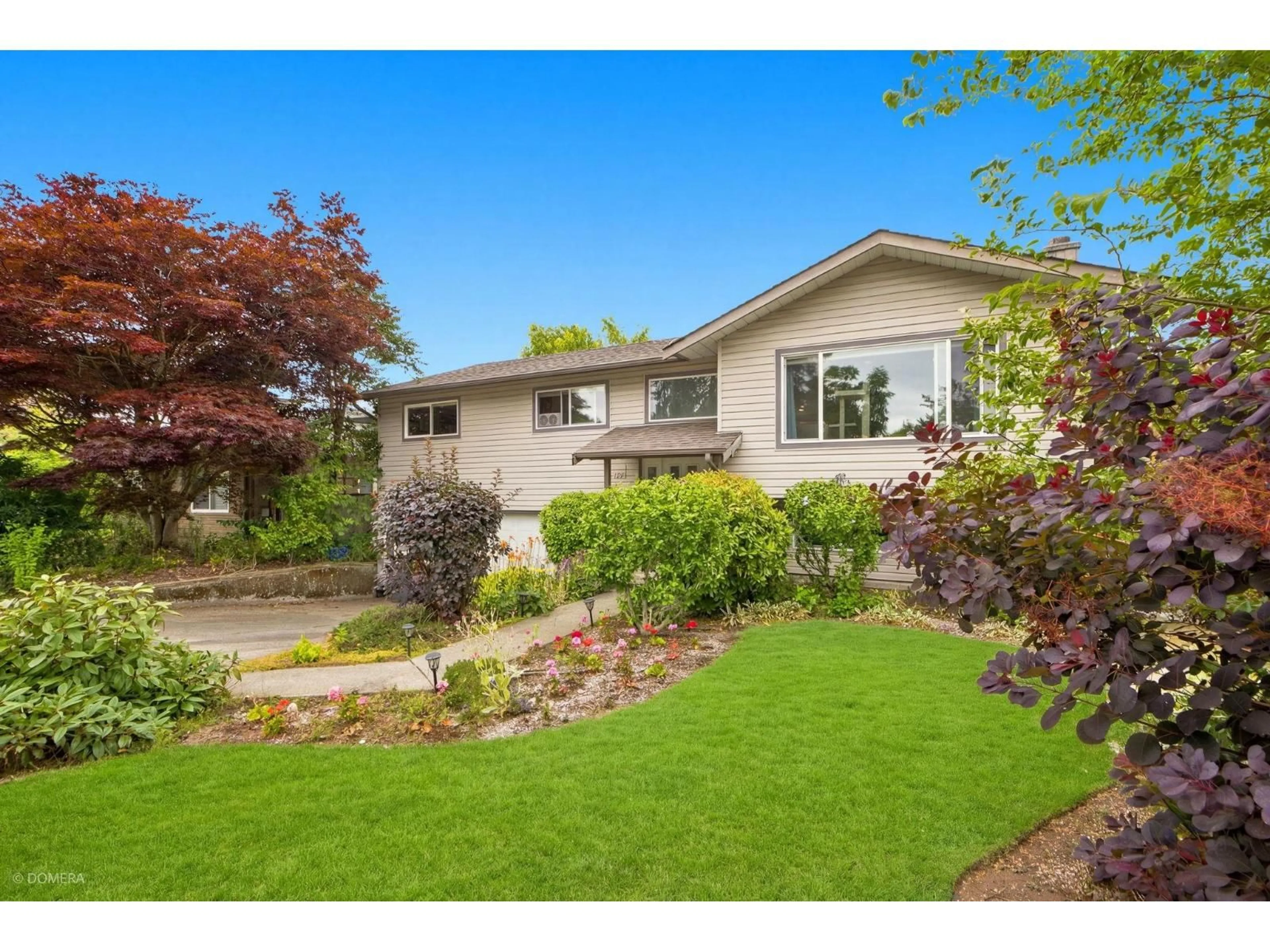 A pic from outside/outdoor area/front of a property/back of a property/a pic from drone, street for 15467 POPLAR DRIVE, Surrey British Columbia V4A5J7