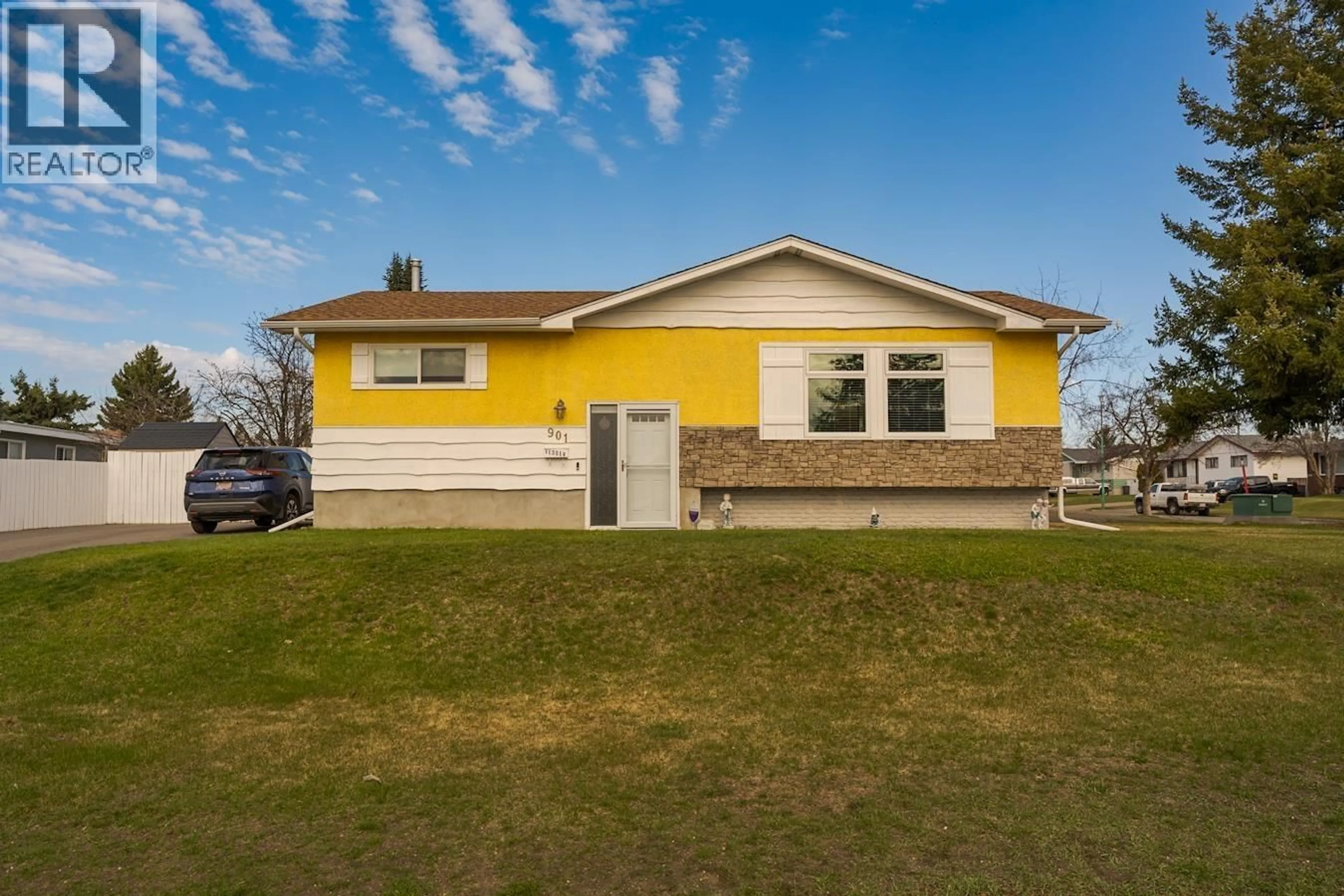 Home with vinyl exterior material, building for 901 VEDDER CRESCENT, Prince George British Columbia V2M3T1