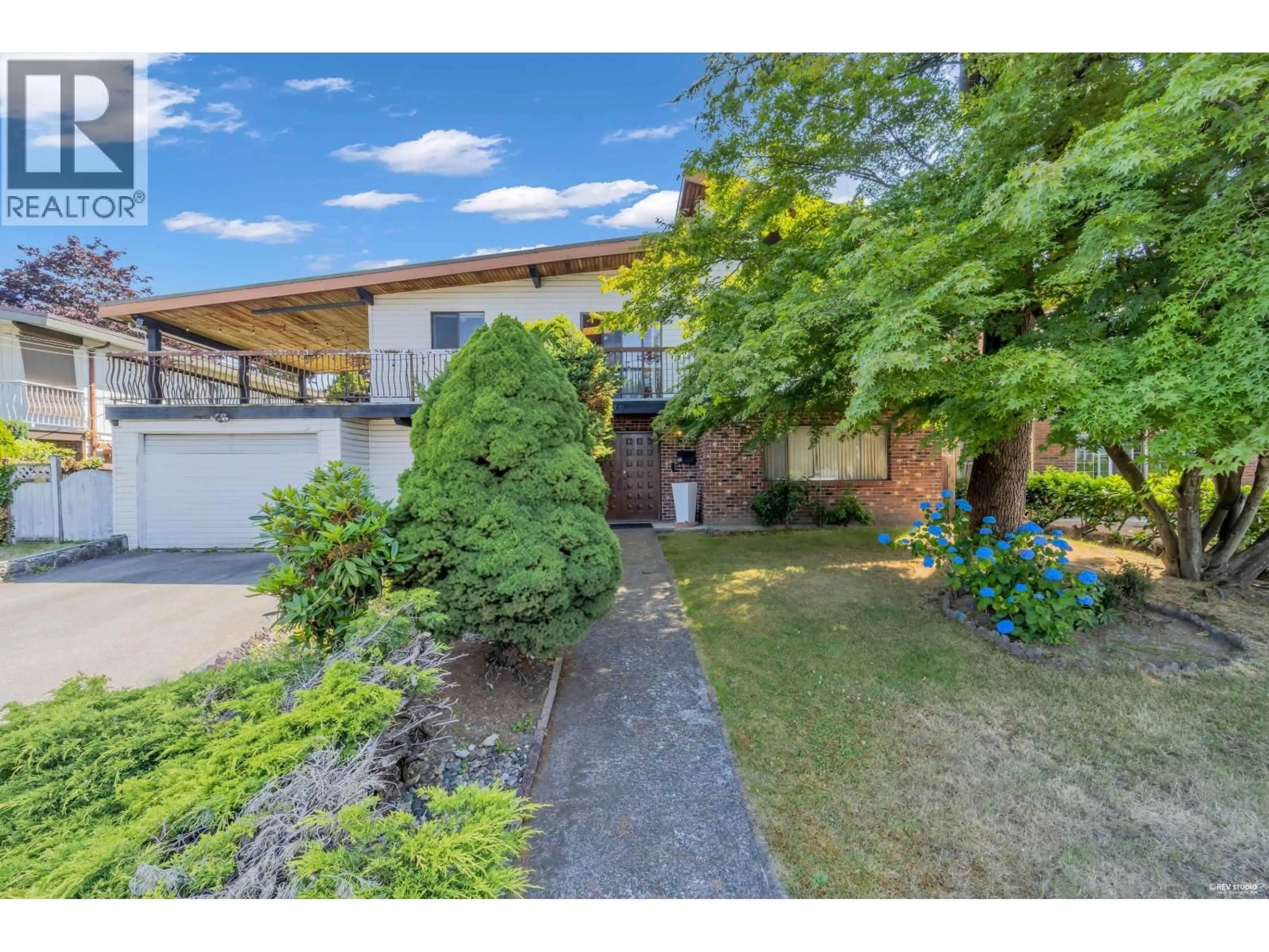 A pic from outside/outdoor area/front of a property/back of a property/a pic from drone, street for 970 DUTHIE AVENUE, Burnaby British Columbia V5A2P8