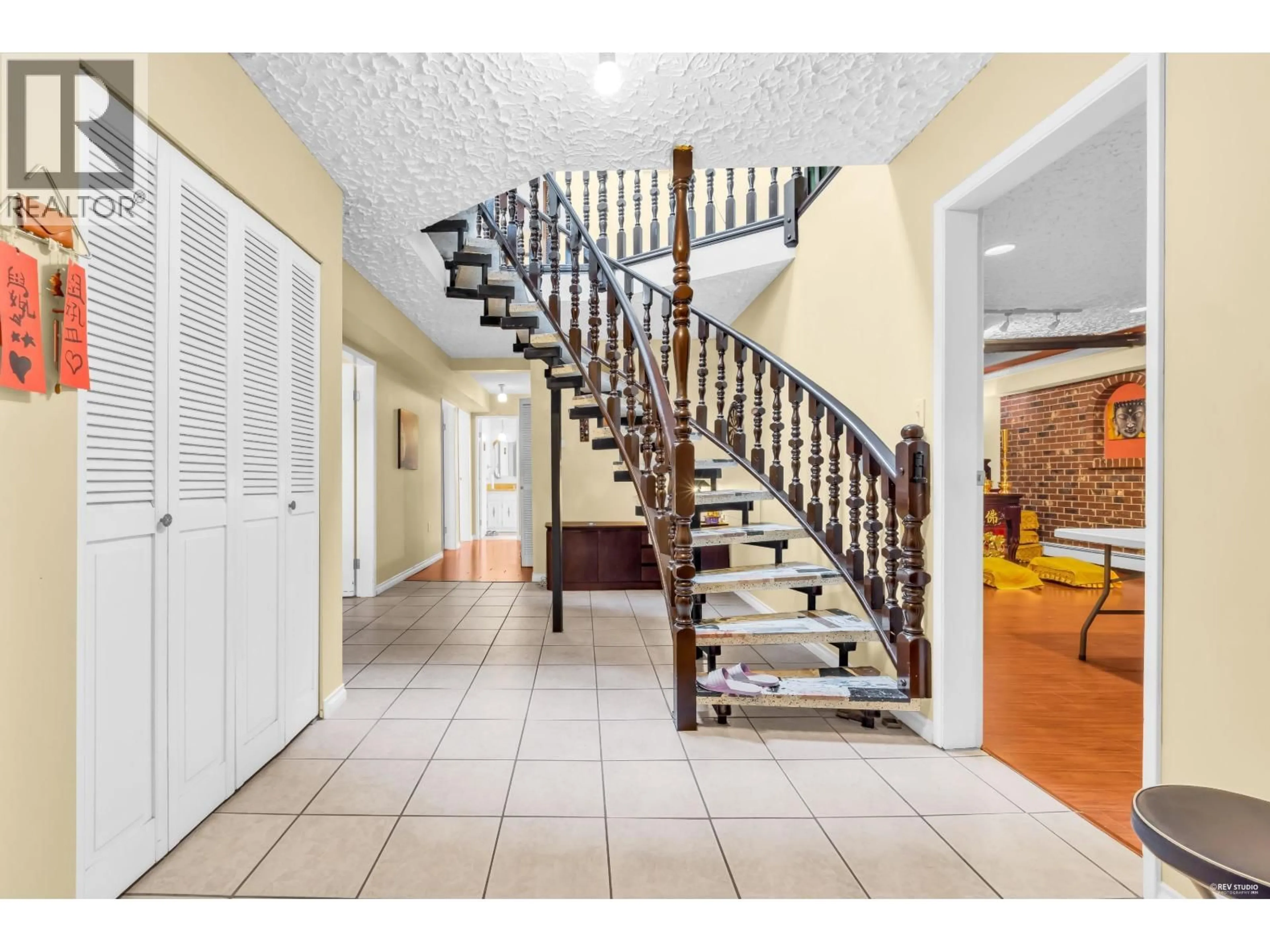 Indoor foyer for 970 DUTHIE AVENUE, Burnaby British Columbia V5A2P8