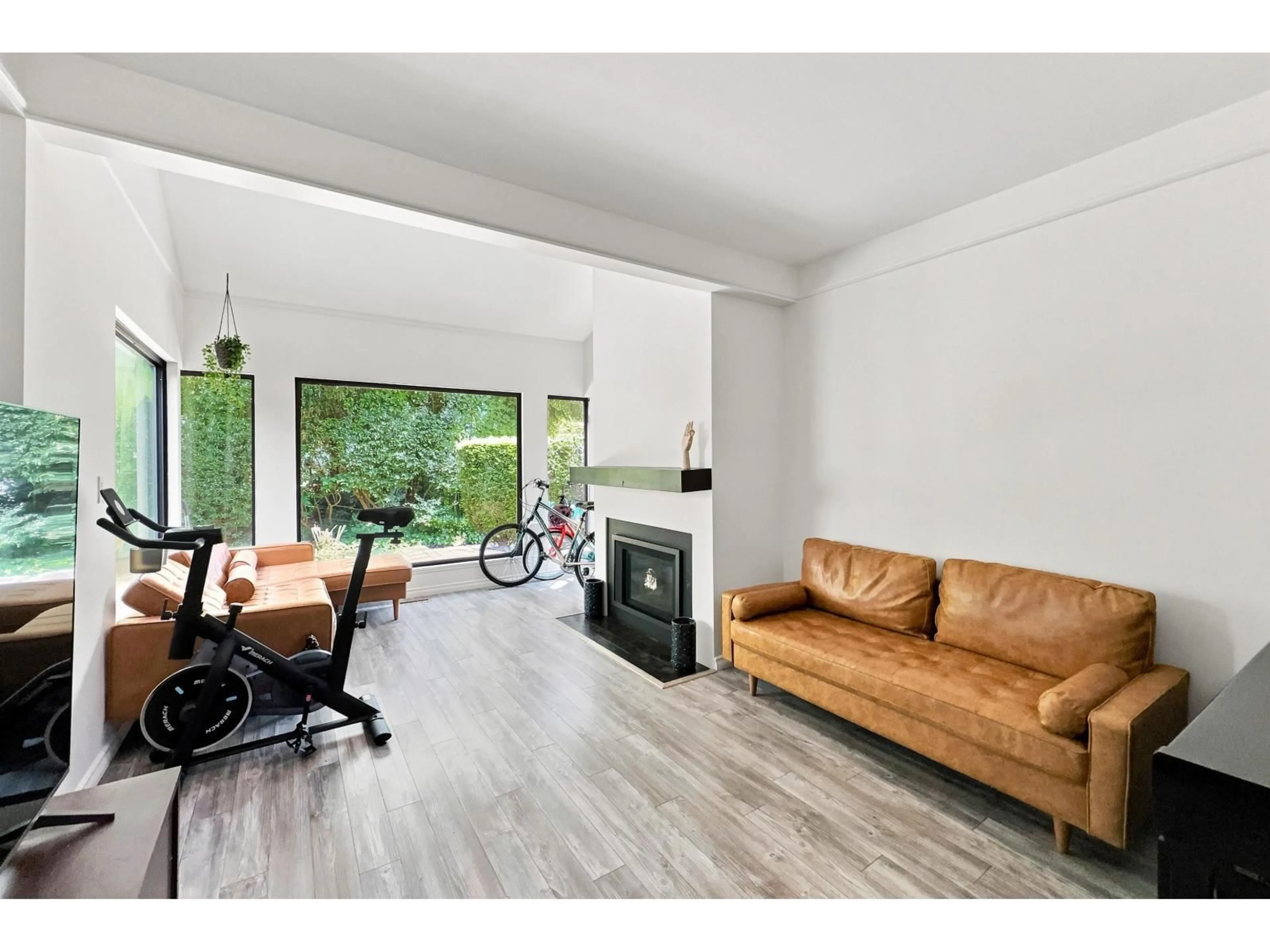 Living room with furniture, wood/laminate floor for 15945 ALDER PLACE, Surrey British Columbia V4A5J1