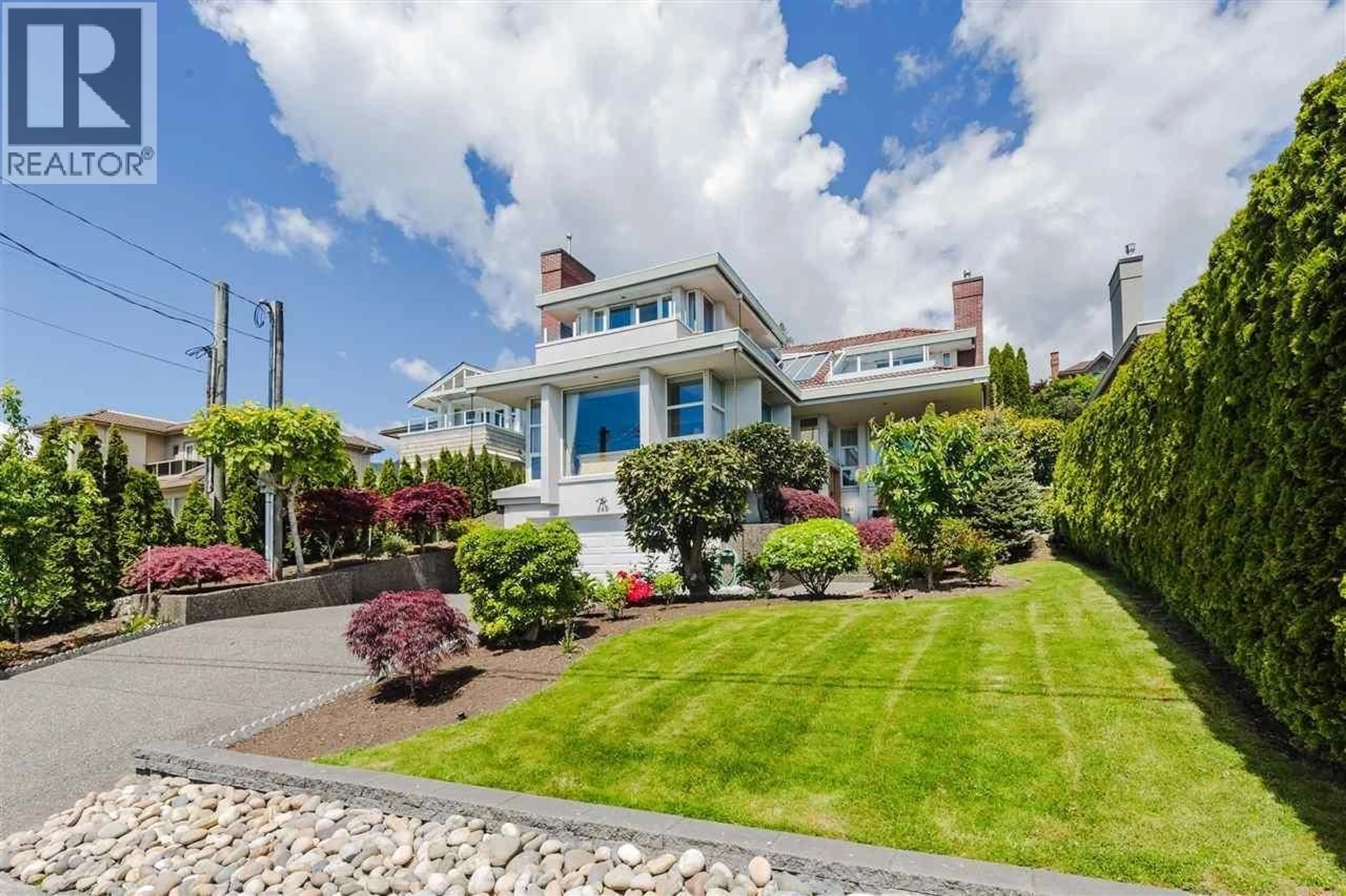 A pic from outside/outdoor area/front of a property/back of a property/a pic from drone, street for 2273 MATHERS AVENUE, West Vancouver British Columbia V7V2H4