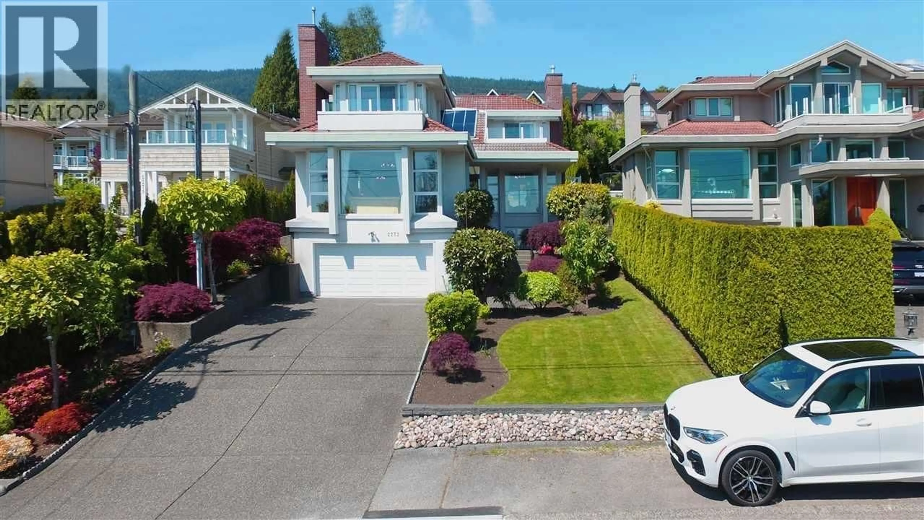 A pic from outside/outdoor area/front of a property/back of a property/a pic from drone, street for 2273 MATHERS AVENUE, West Vancouver British Columbia V7V2H4