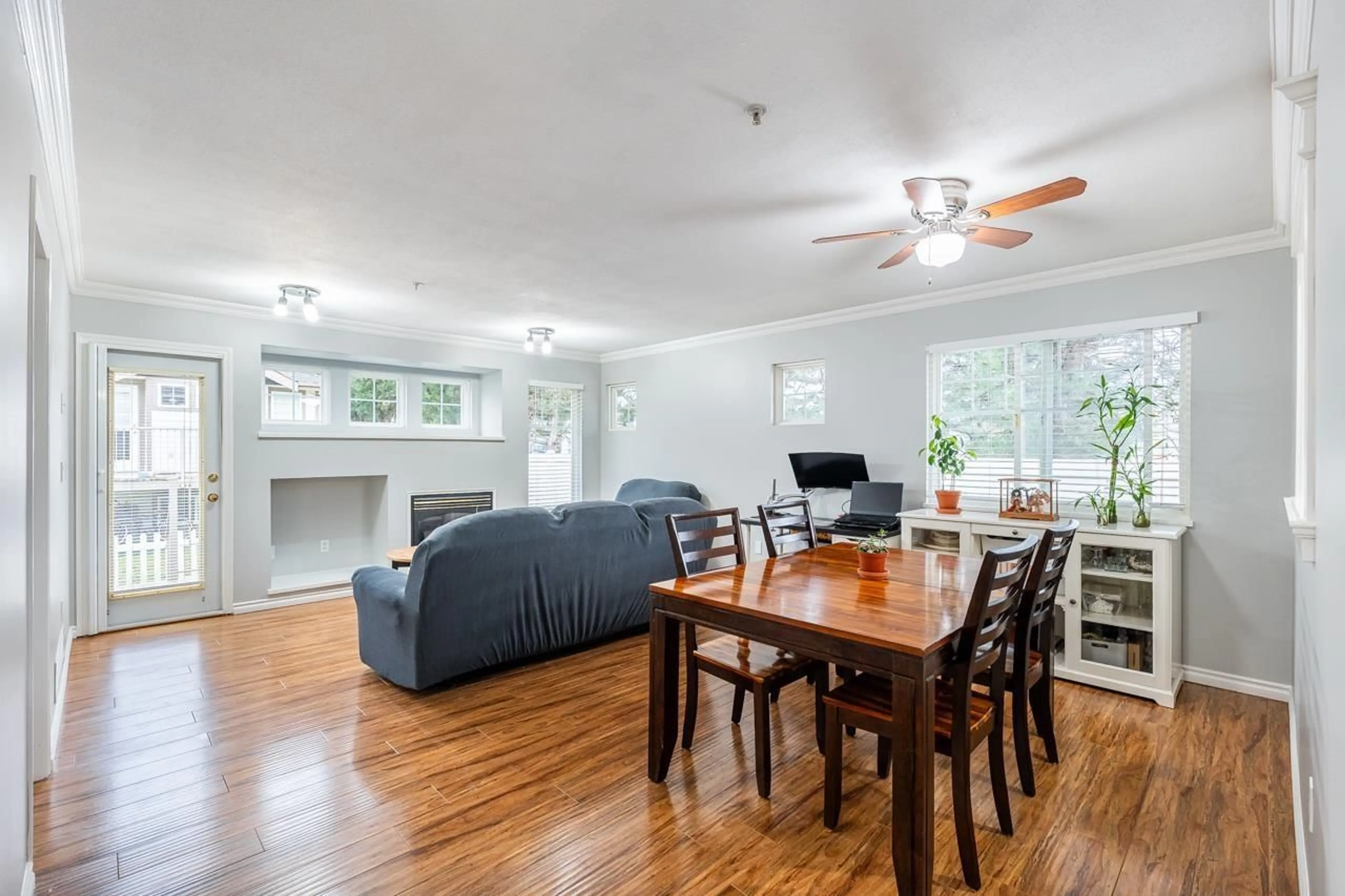 Living room with furniture, wood/laminate floor for 5 - 20222 96 AVENUE, Langley British Columbia V1M3C3