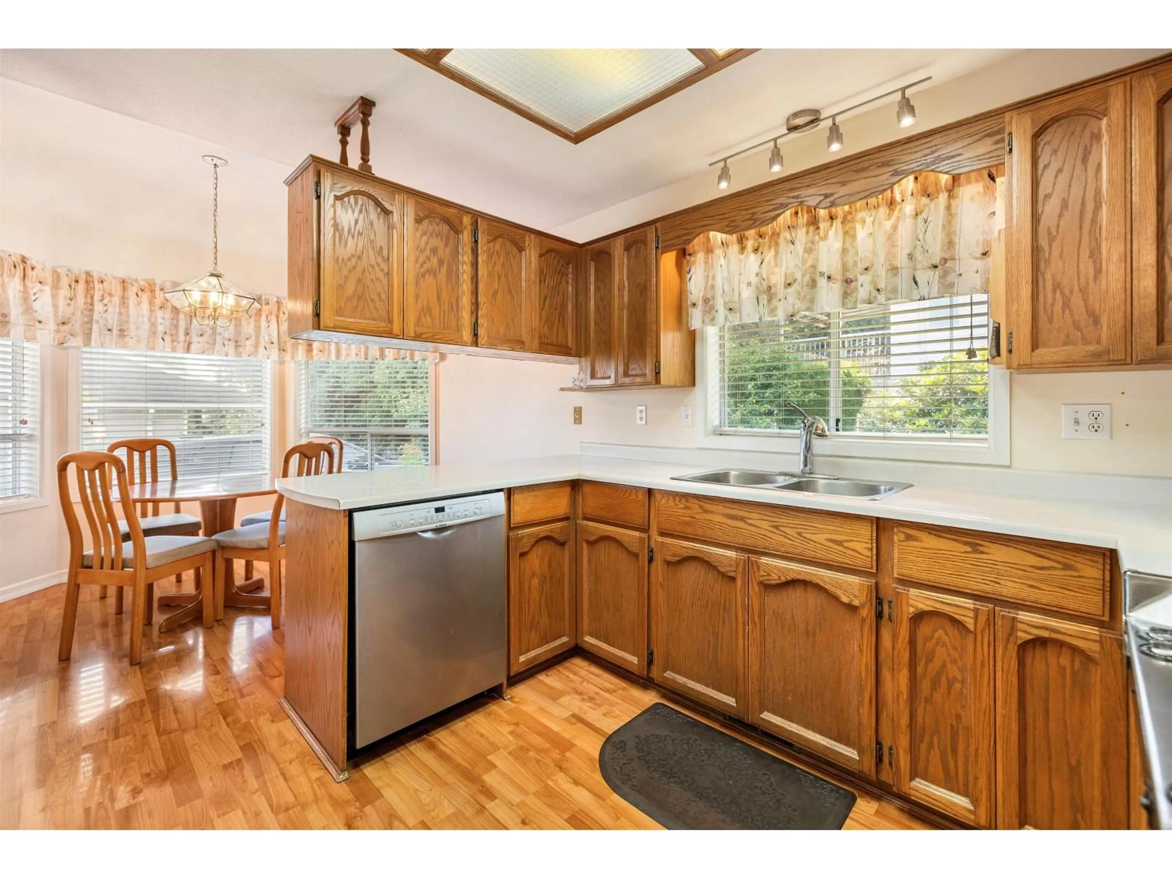 Standard kitchen, wood/laminate floor for 23 - 32615 MURRAY AVENUE, Abbotsford British Columbia V2T4T8