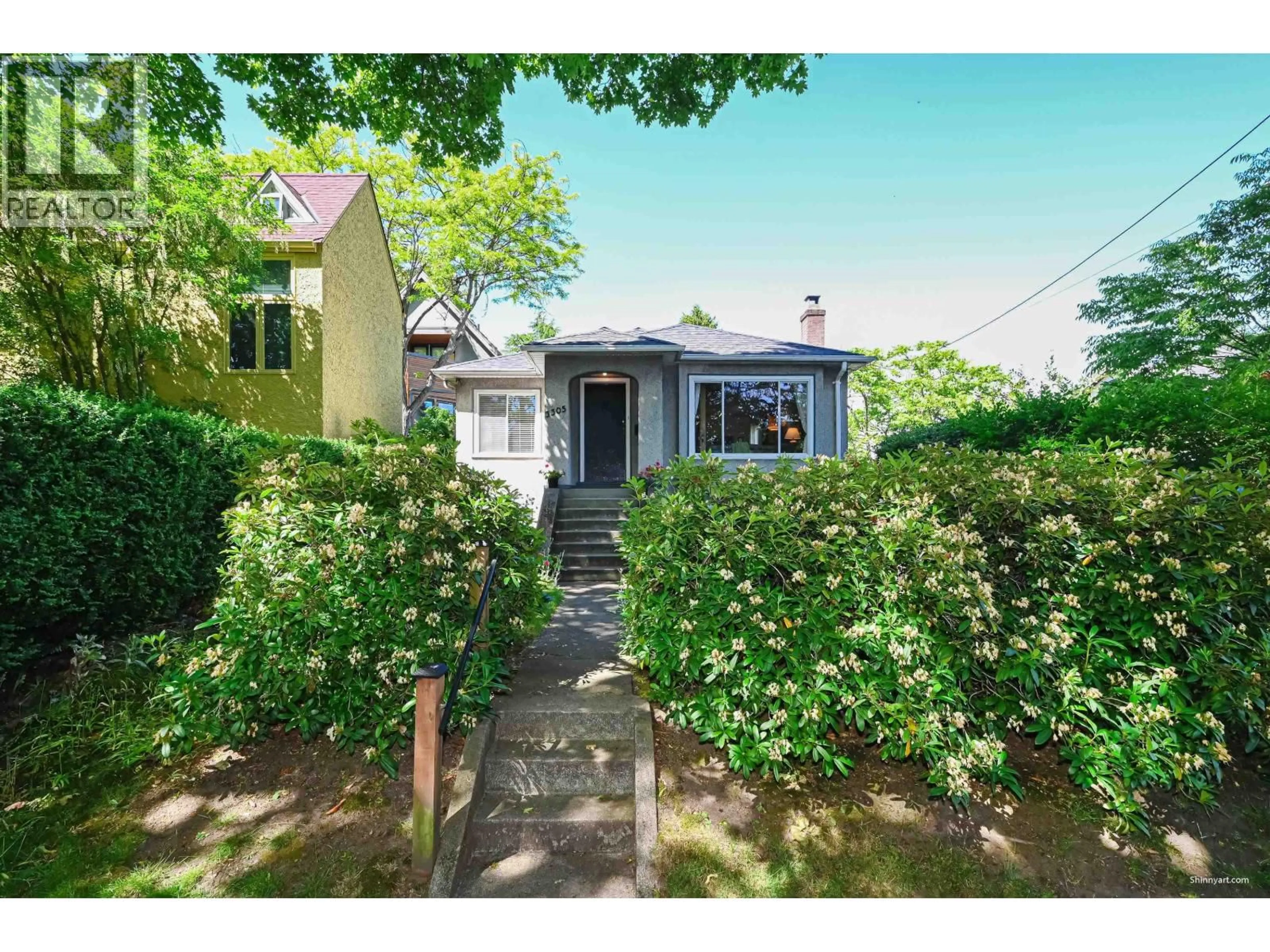 A pic from outside/outdoor area/front of a property/back of a property/a pic from drone, street for 3305 6TH AVENUE, Vancouver British Columbia V6R1T2
