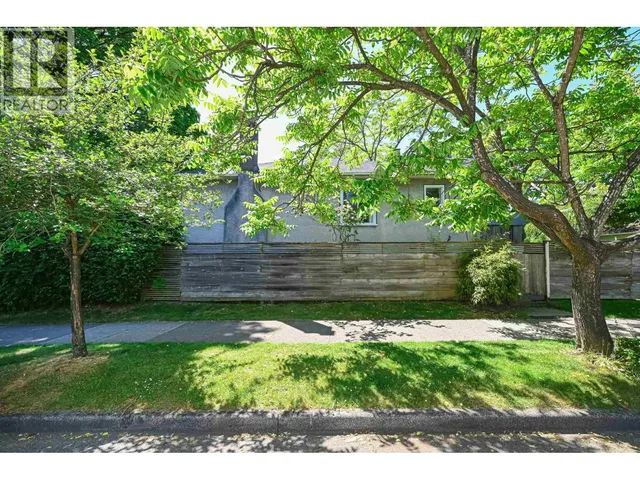 3305 6TH AVENUE, Vancouver 3