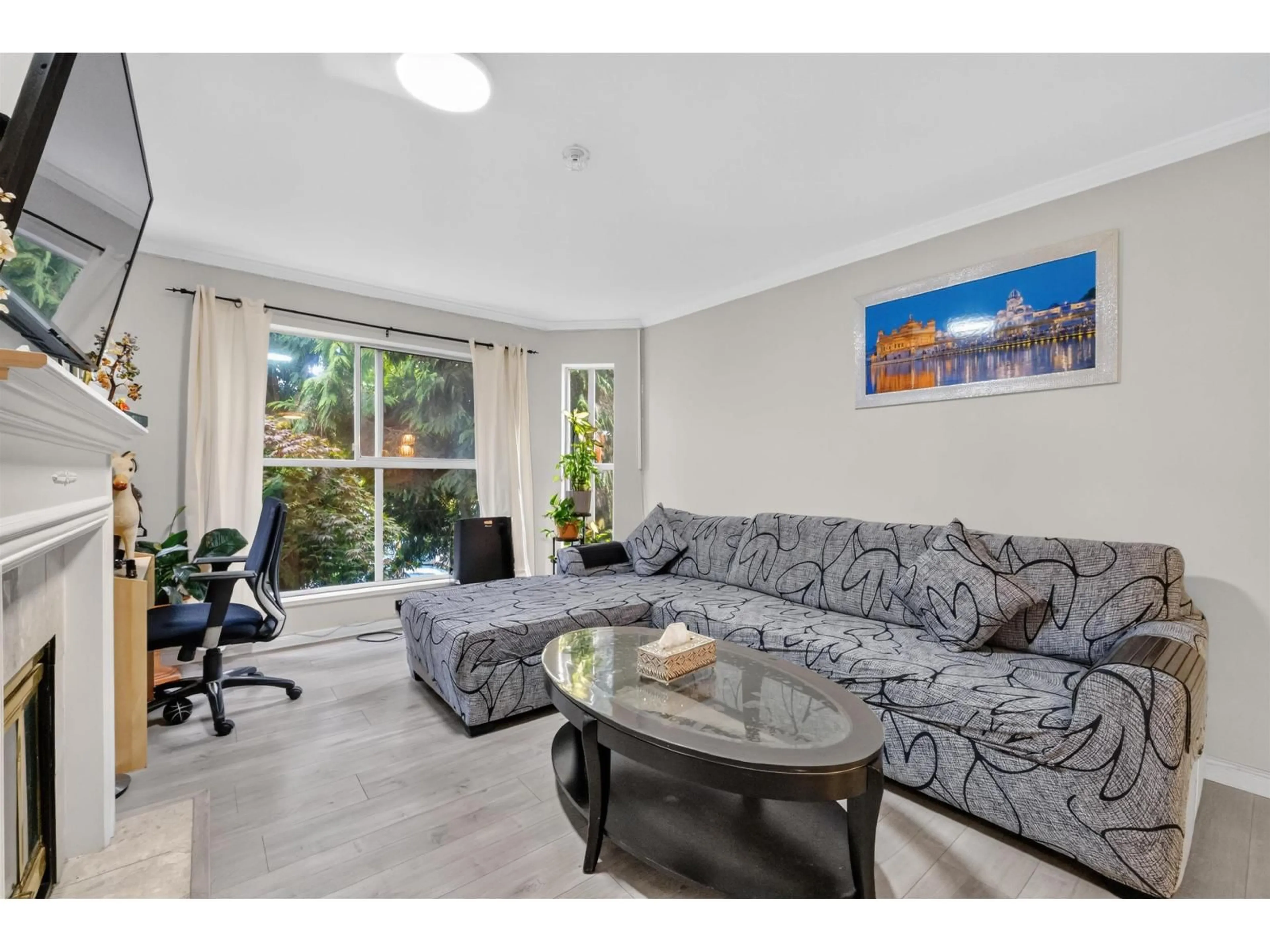 Living room with furniture, wood/laminate floor for 215 - 7151 121 STREET, Surrey British Columbia V3W0E7