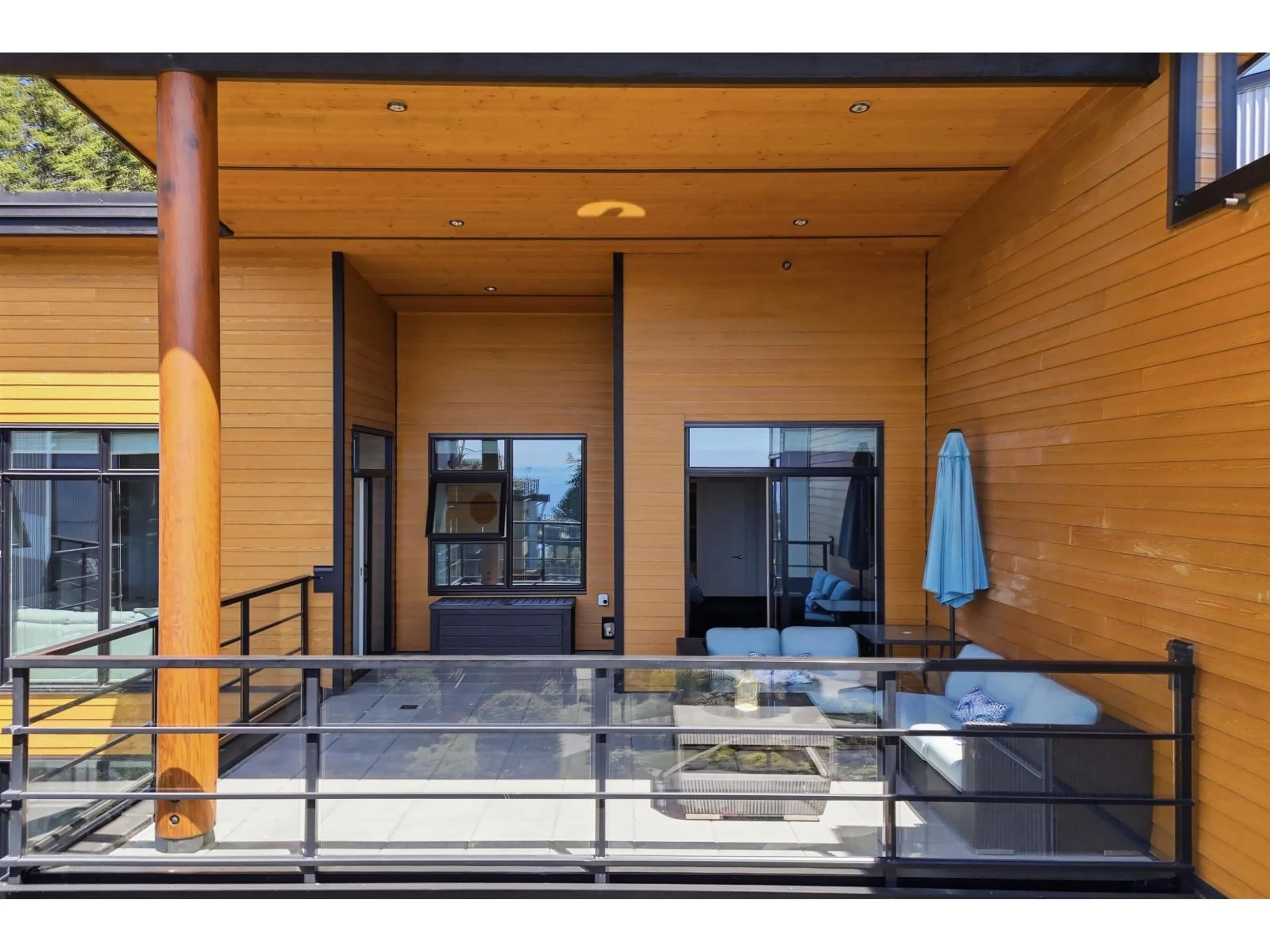 Indoor foyer for PH512 - 14855 THRIFT AVENUE, White Rock British Columbia V4B2J6