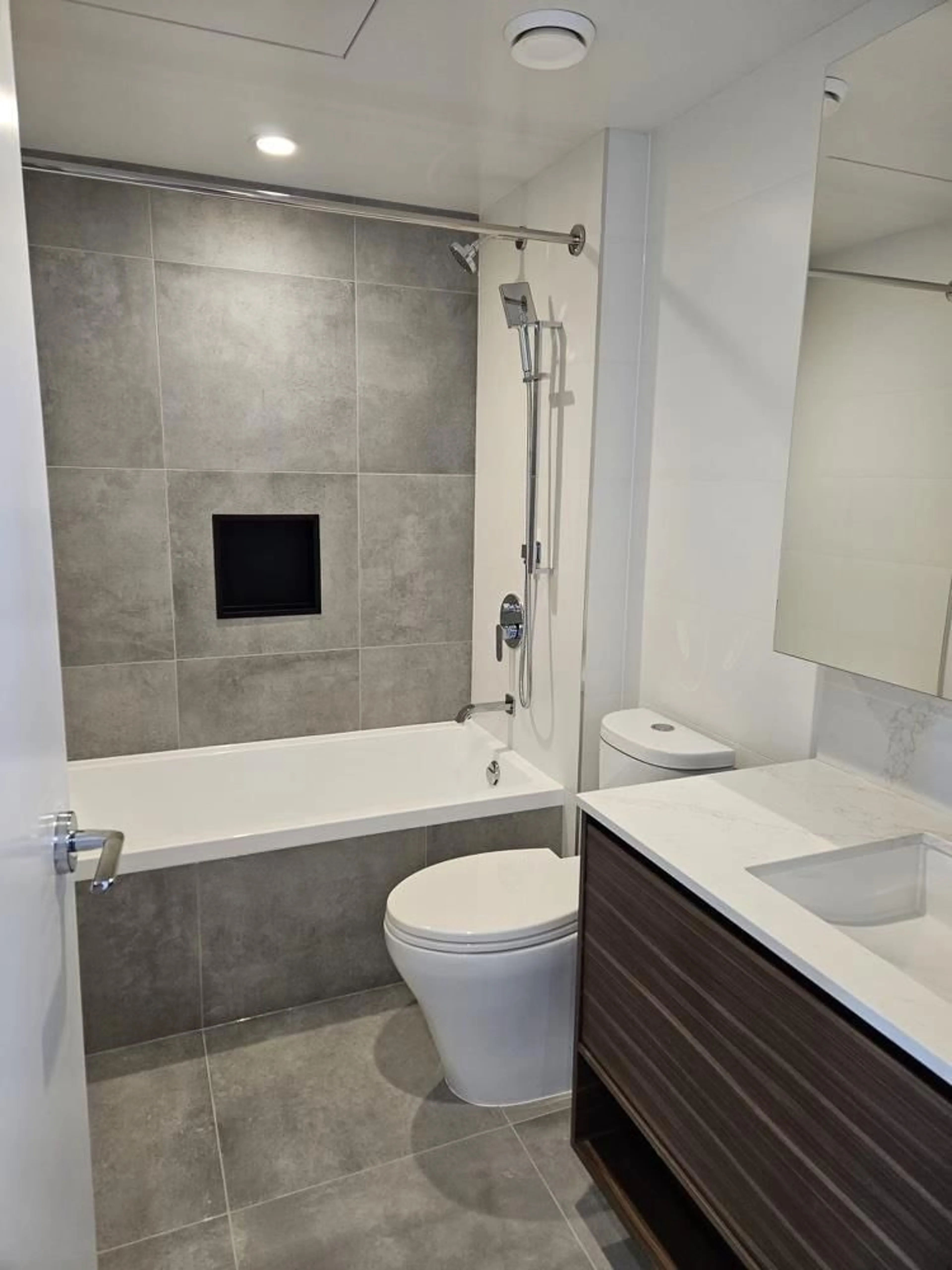 Contemporary bathroom, ceramic/tile floor for 3407 - 13725 GEORGE JUNCTION, Surrey British Columbia V3T4Y3