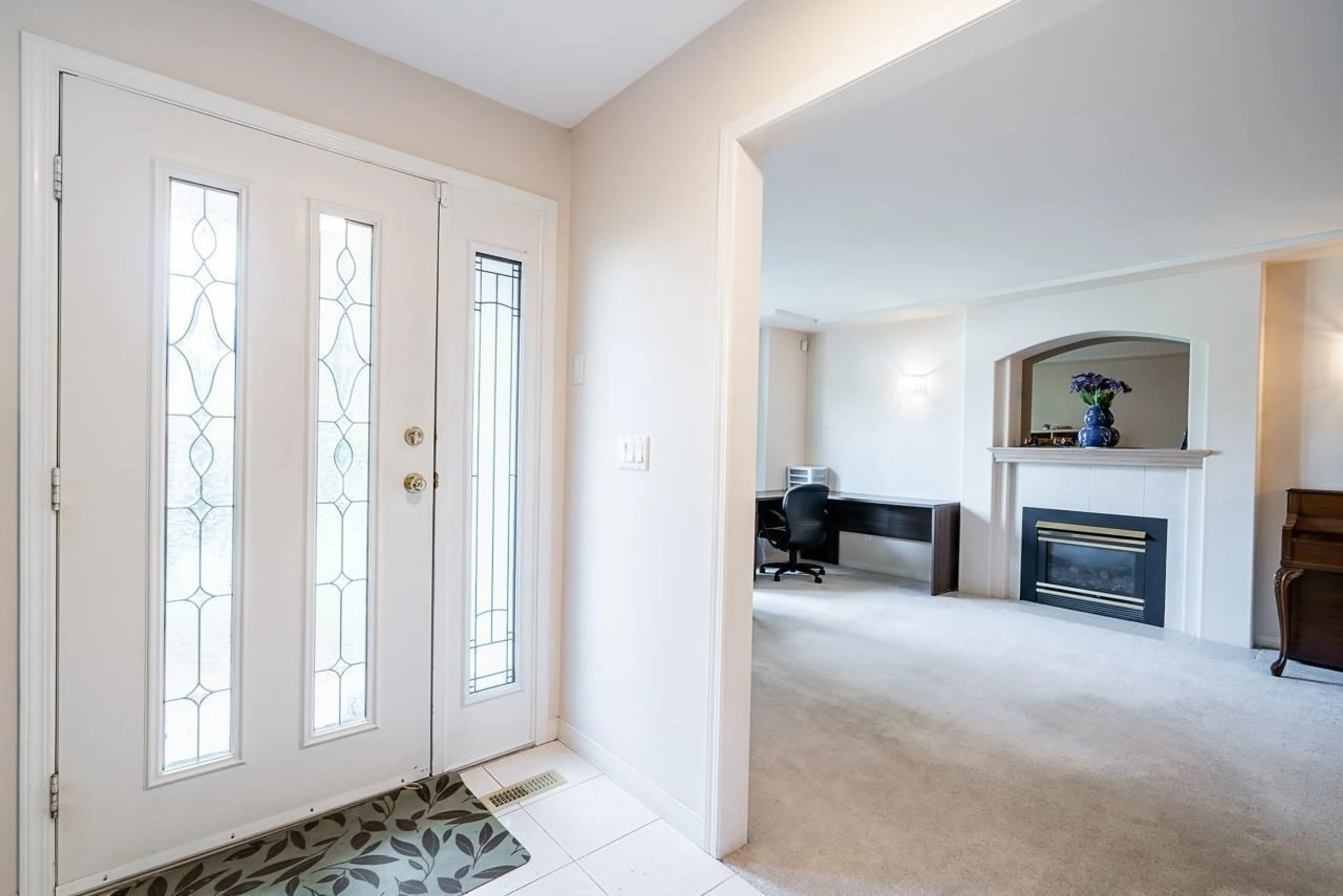 Indoor entryway for 16355 108A AVENUE, Surrey British Columbia V4N1N8