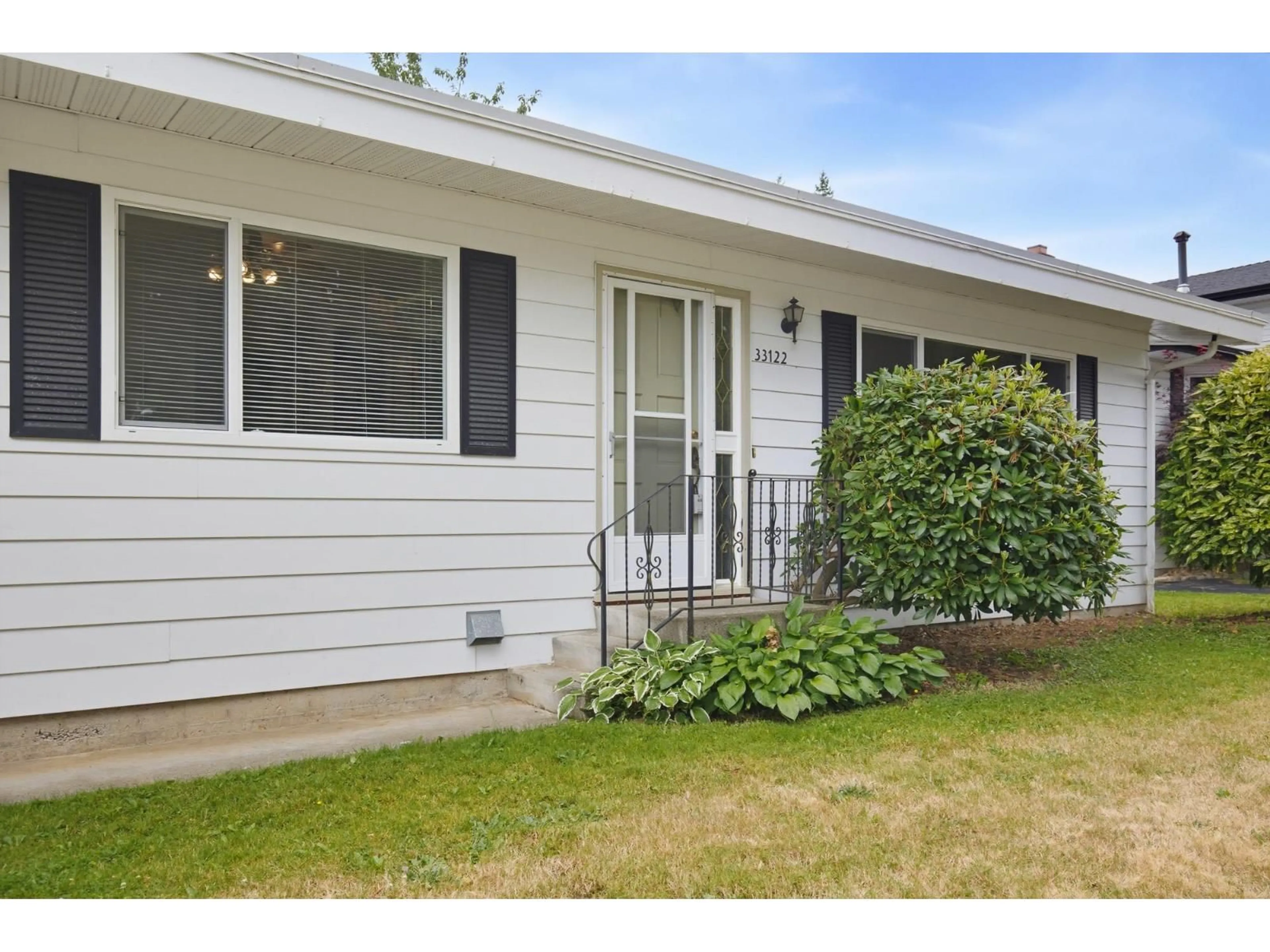 Home with vinyl exterior material, street for 33122 EDGEWOOD AVENUE, Abbotsford British Columbia V2S8B4