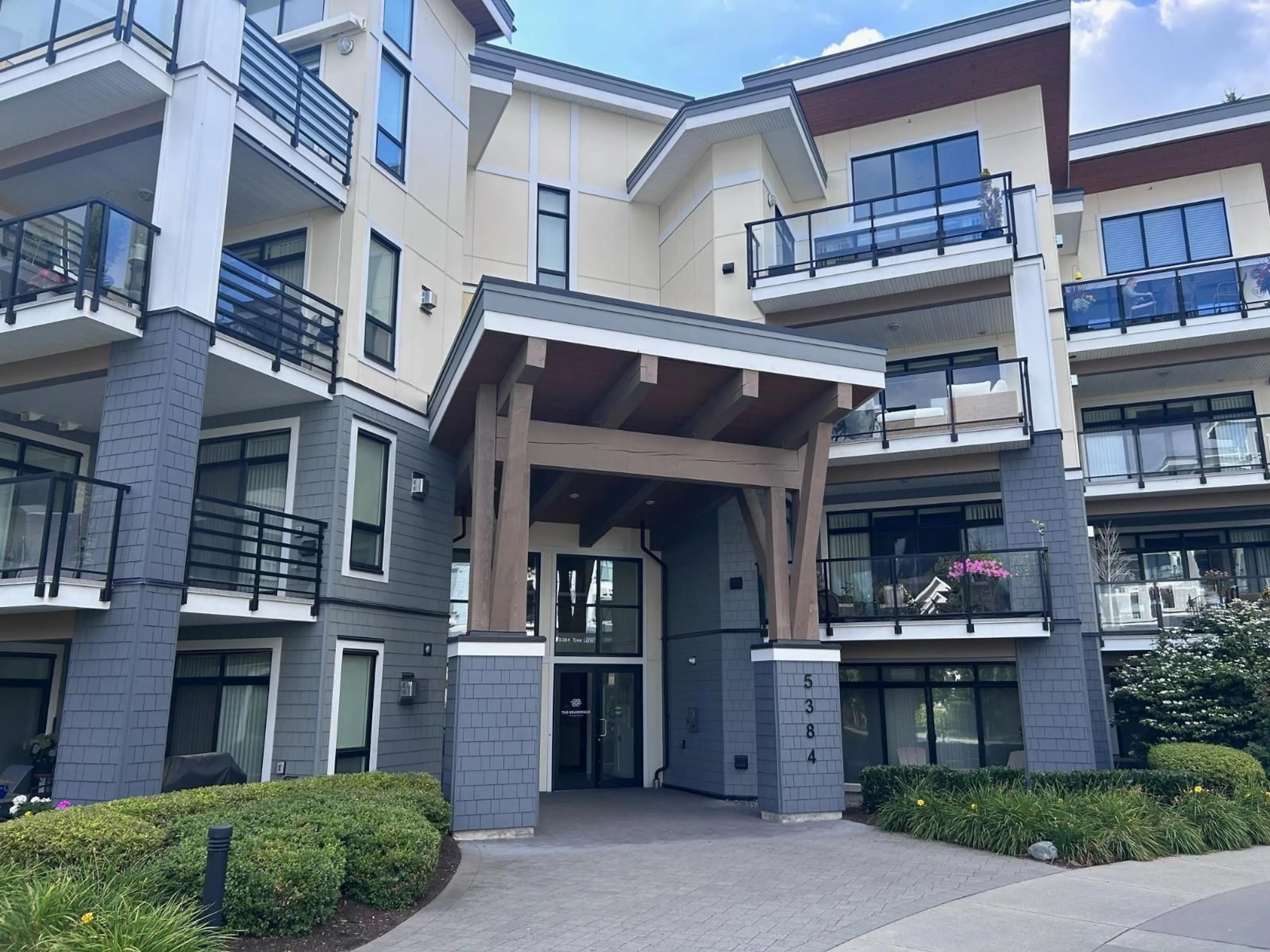 Indoor foyer for 112 - 5384 TYEE LANE, Chilliwack British Columbia V2R6C8