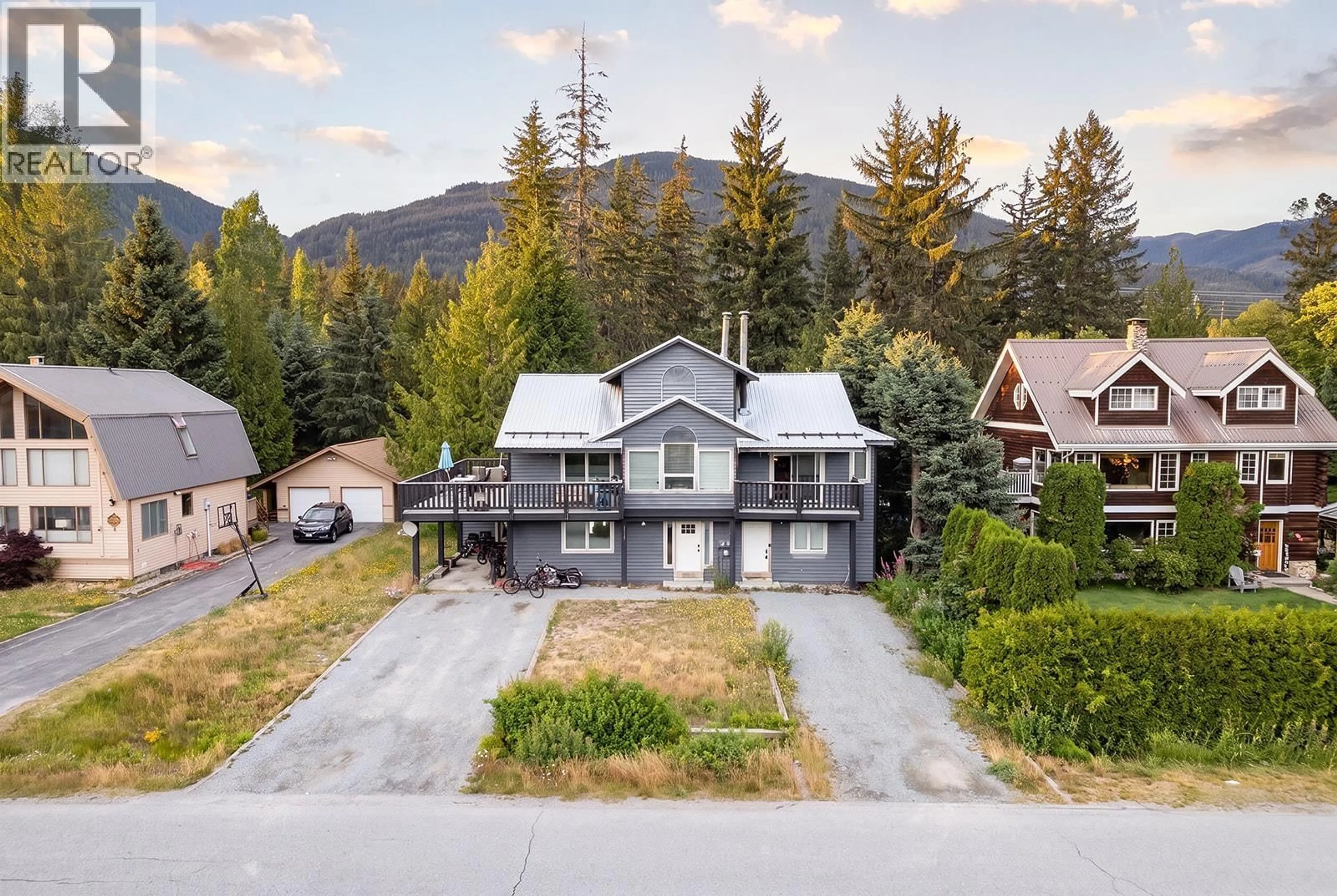 A pic from outside/outdoor area/front of a property/back of a property/a pic from drone, mountain view for 6447 BALSAM WAY, Whistler British Columbia V8E0C5