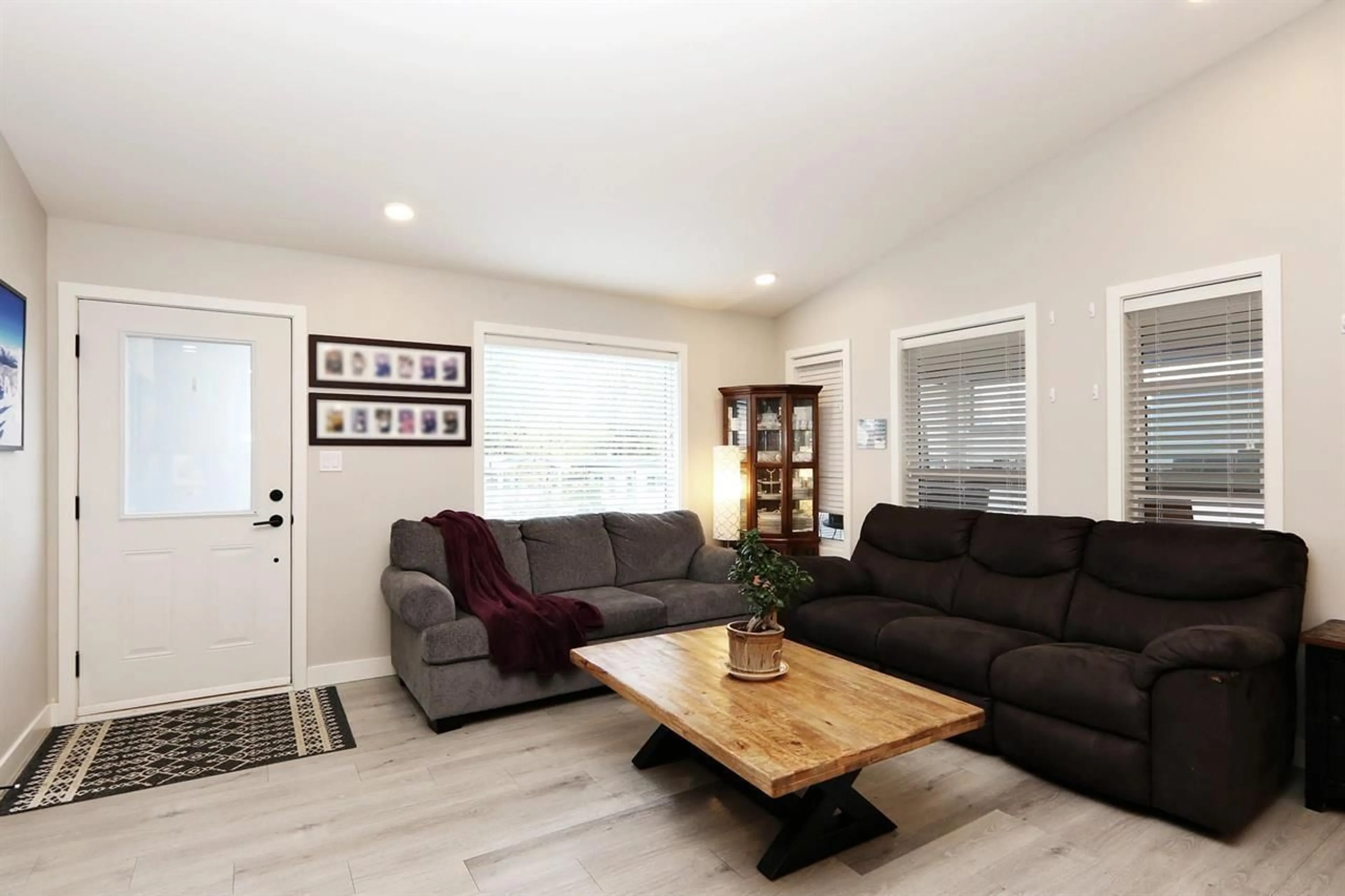 Living room with furniture, wood/laminate floor for 71 - 53480 BRIDAL FALLS ROAD, Chilliwack British Columbia V0X1X1