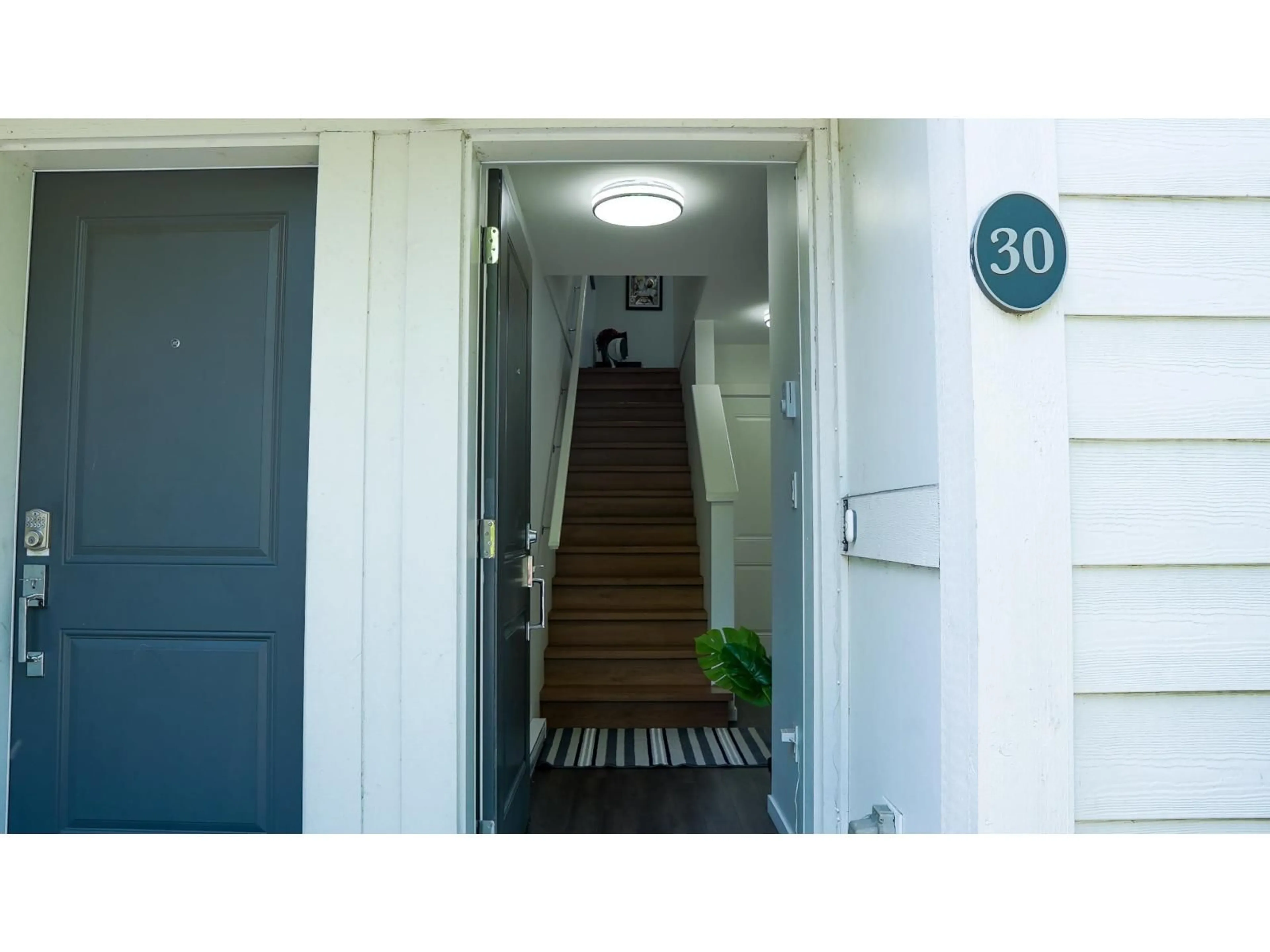 Indoor foyer for 30 - 13636 81A AVENUE, Surrey British Columbia V3W1H9