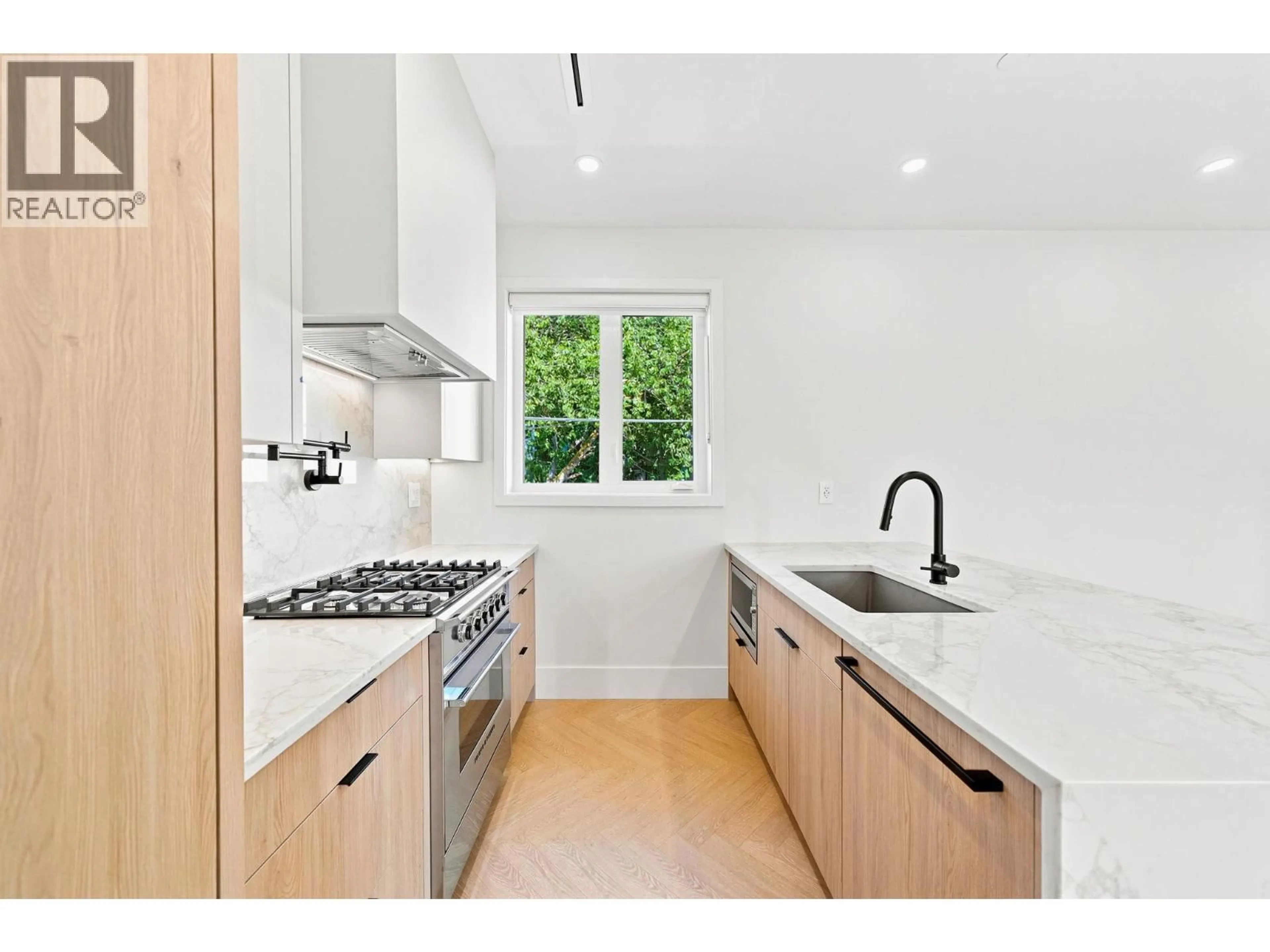 Standard kitchen, unknown for 3 - 646 E 23RD AVENUE, Vancouver British Columbia V5V1X8