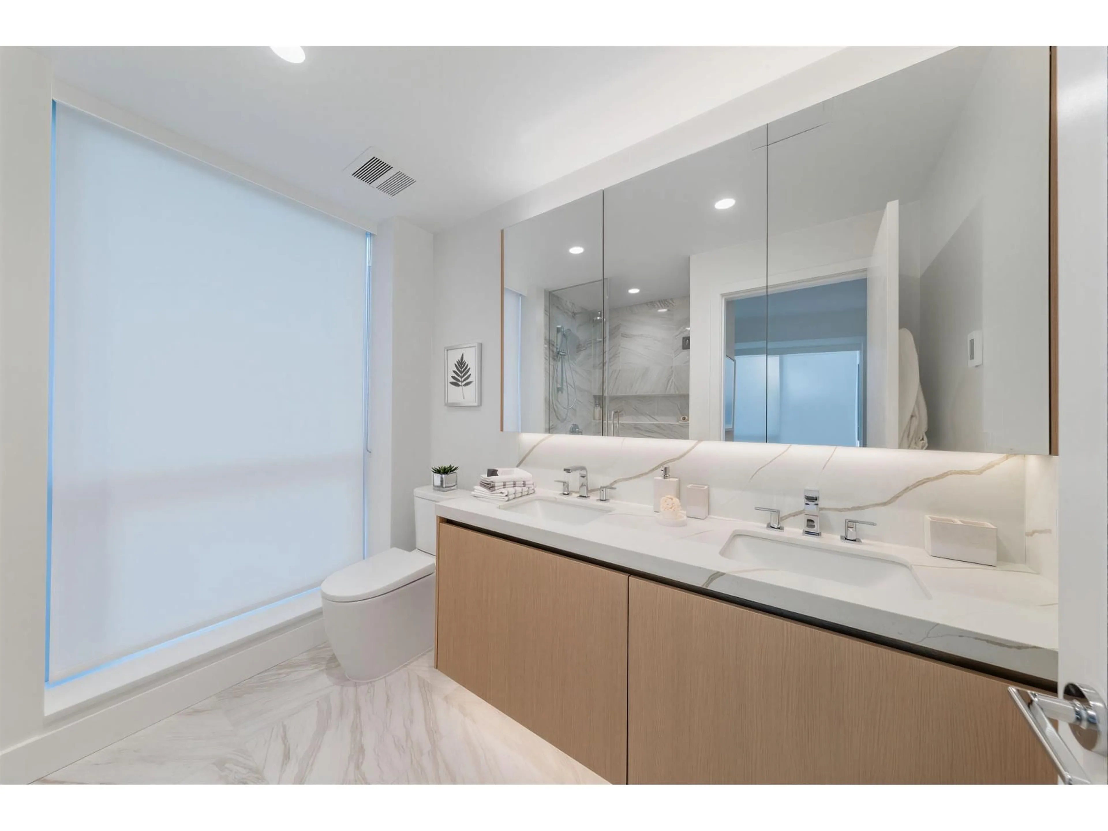 Contemporary bathroom, ceramic/tile floor for 1501 - 1475 FOSTER STREET, Surrey British Columbia V4B0C9