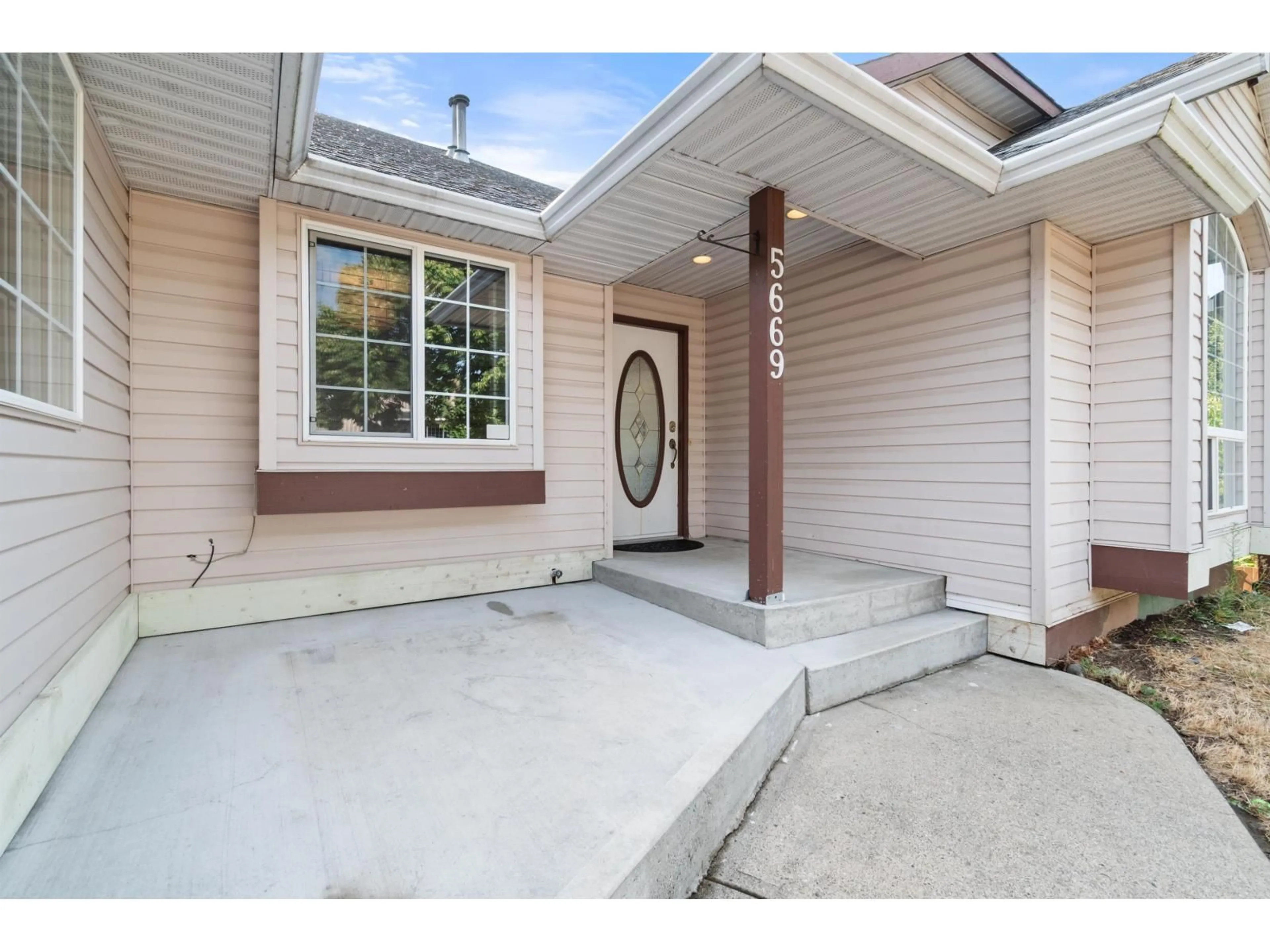 Indoor entryway for 5669 STONEHAVEN STREET, Chilliwack British Columbia V2R3Y6
