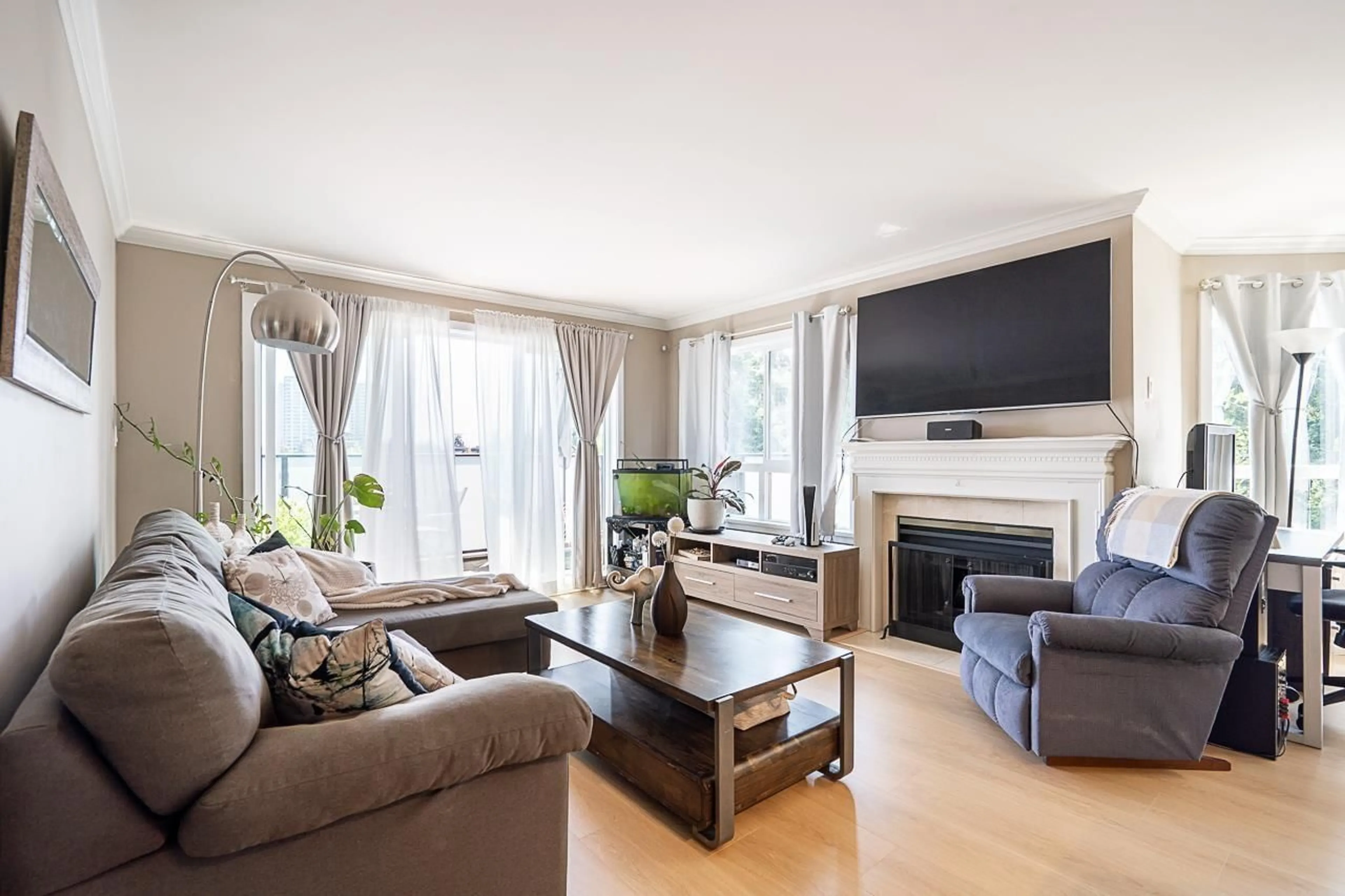Living room with furniture, wood/laminate floor for 313 - 1830 SOUTHMERE CRESCENT EAST, Surrey British Columbia V4A9C2
