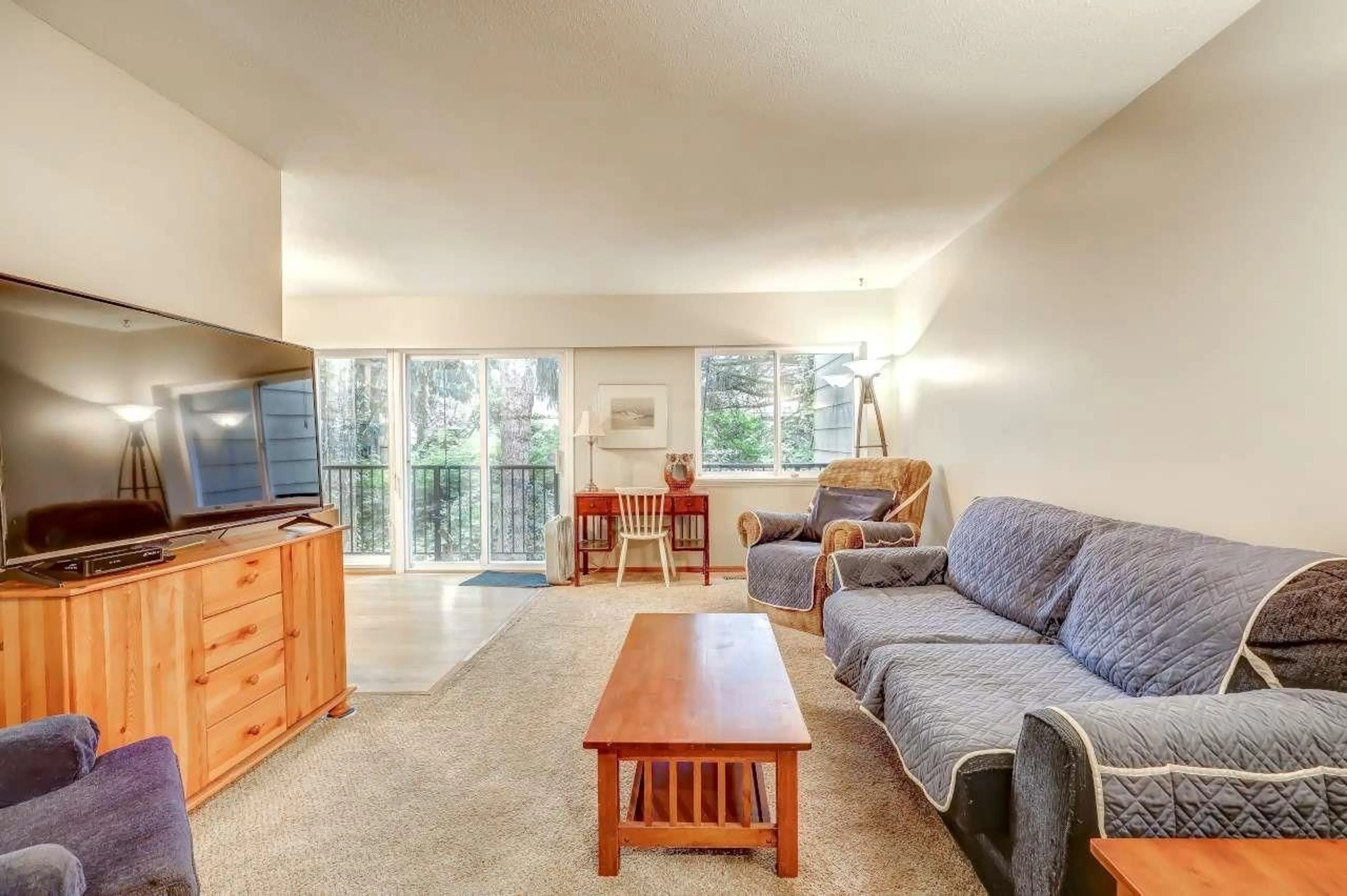 Living room with furniture, unknown for 41 - 10555 153 STREET, Surrey British Columbia V3R4H8