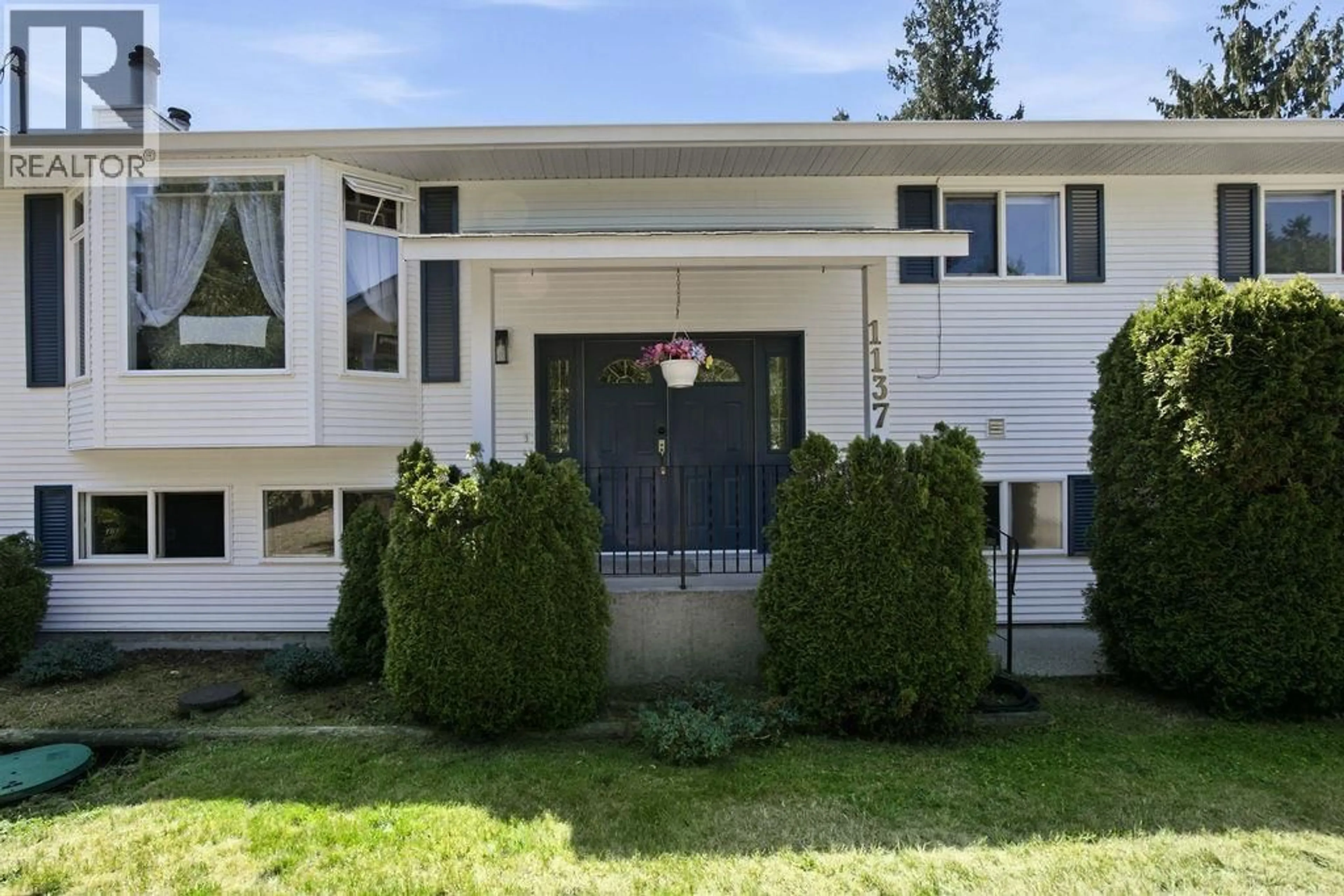 Home with vinyl exterior material, street for 1137 SUNNYSIDE ROAD, Gibsons British Columbia V0N1V3