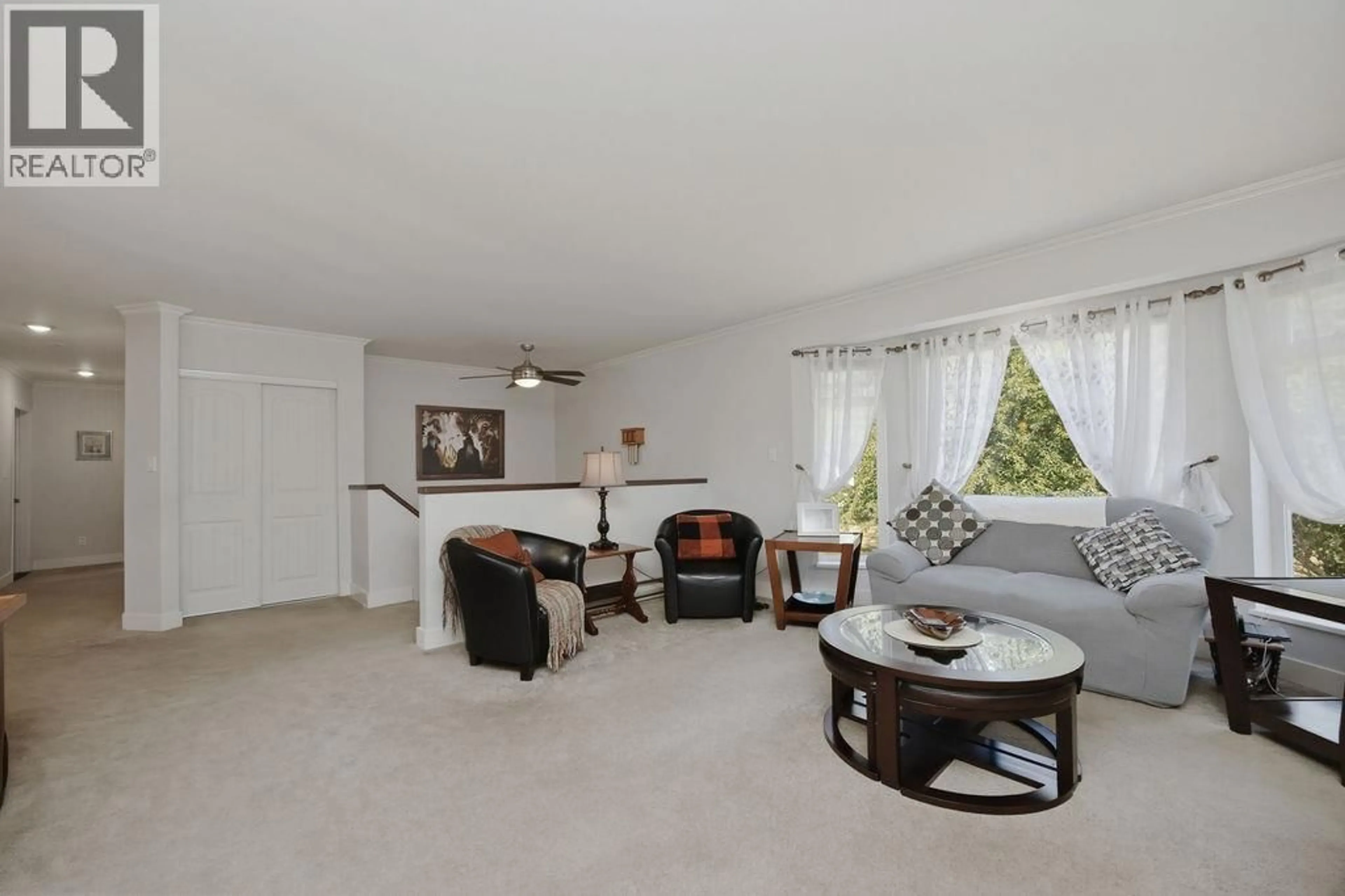 Living room with furniture, unknown for 1137 SUNNYSIDE ROAD, Gibsons British Columbia V0N1V3