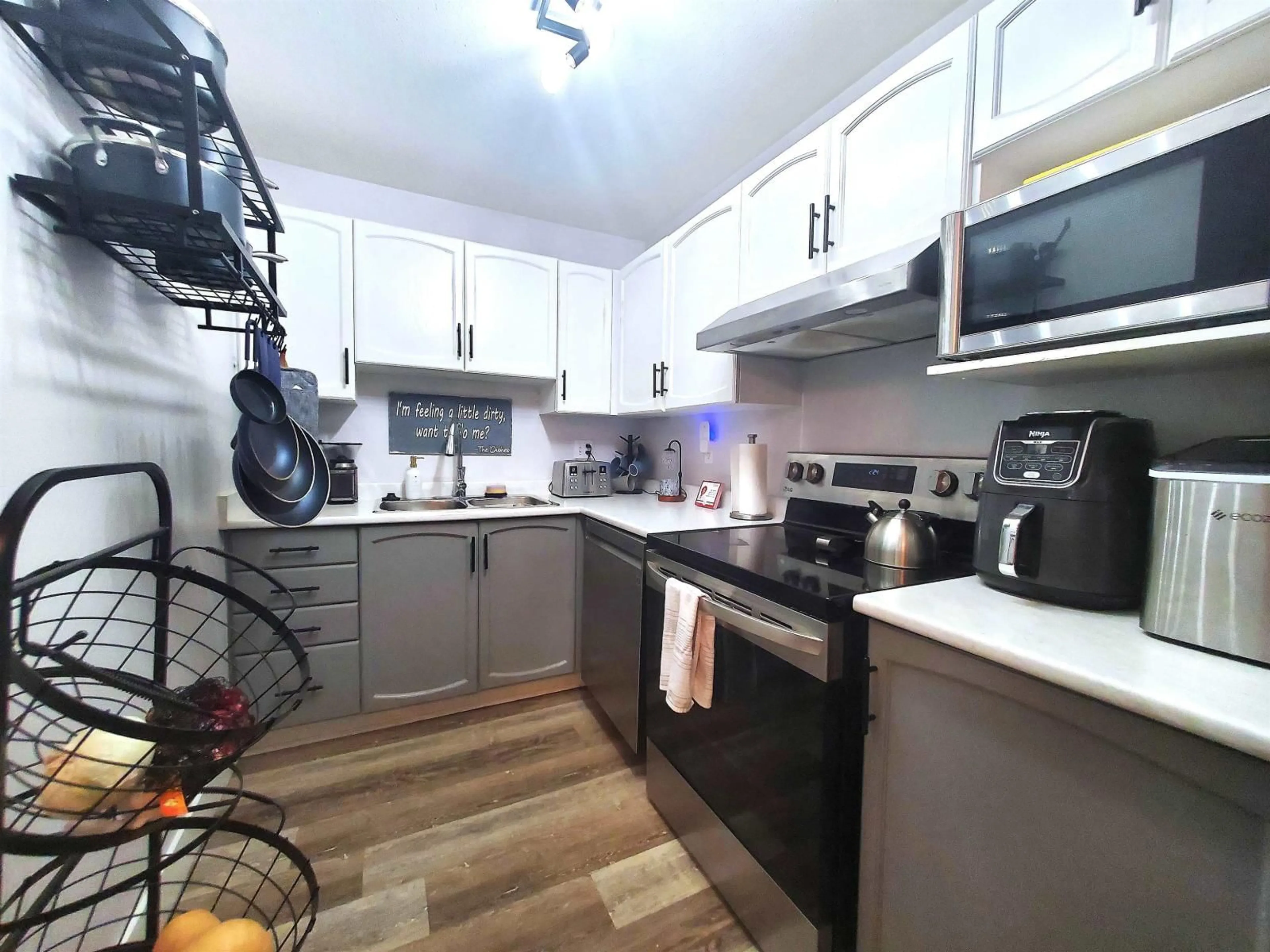 Standard kitchen, unknown for 208 - 2964 TRETHEWEY STREET, Abbotsford British Columbia V2T6P4