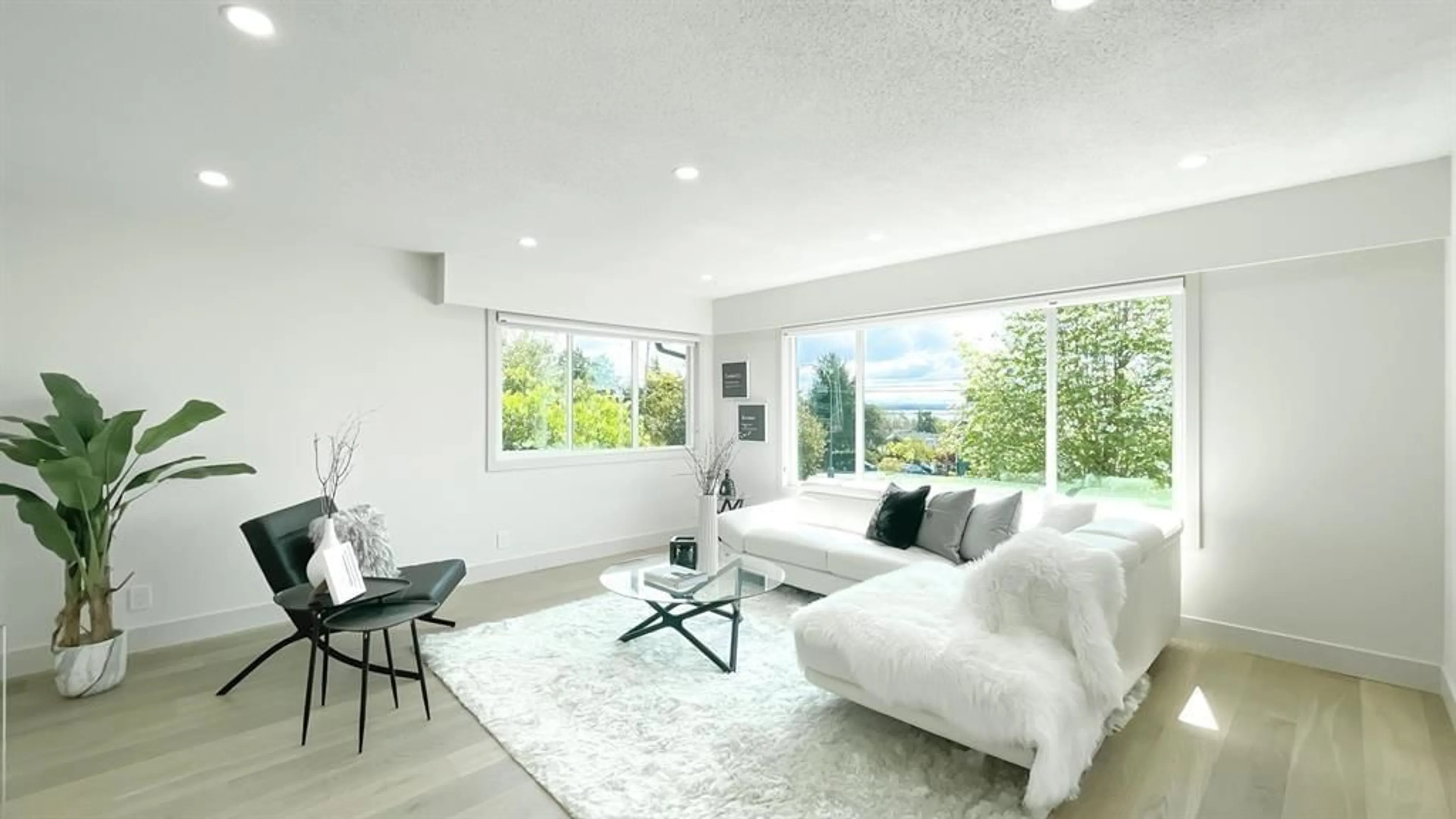 Living room with furniture, unknown for 15891 PACIFIC AVENUE, White Rock British Columbia V4B1S8