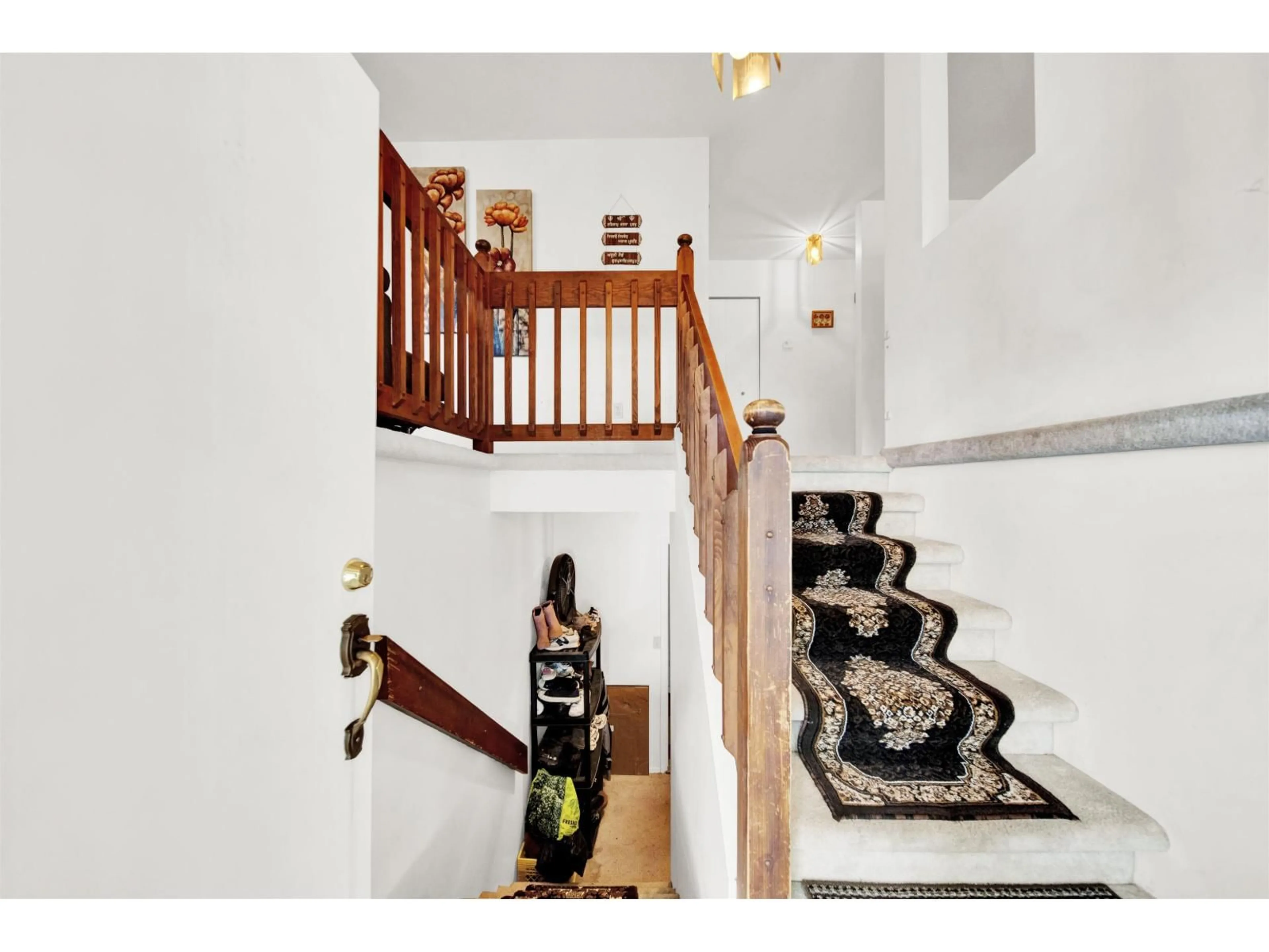 Indoor foyer for 27191 28A AVENUE, Langley British Columbia V4W3A4