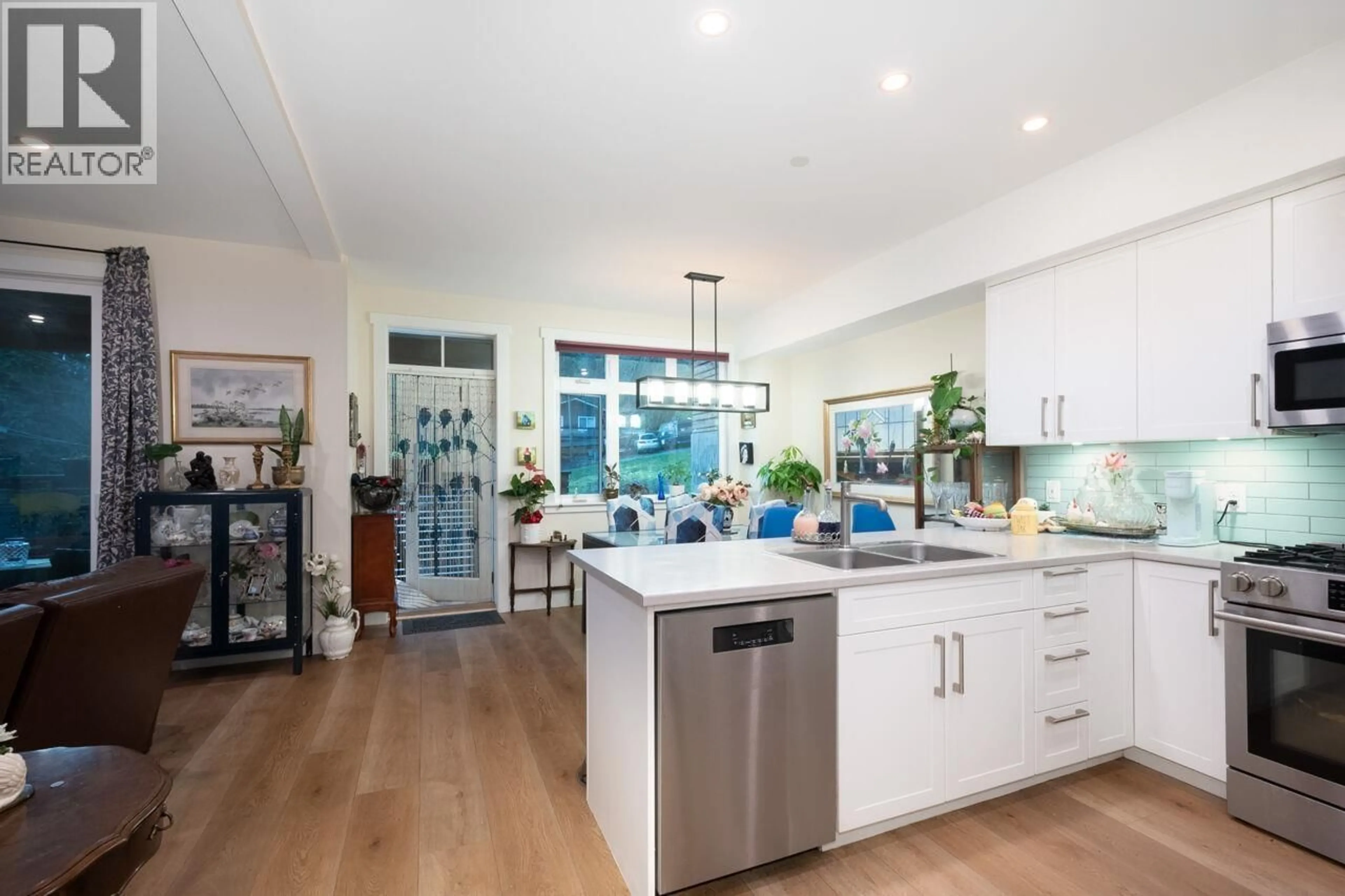Open concept kitchen, unknown for 1078 FOXGLOVE LANE, Bowen Island British Columbia V0N1G1
