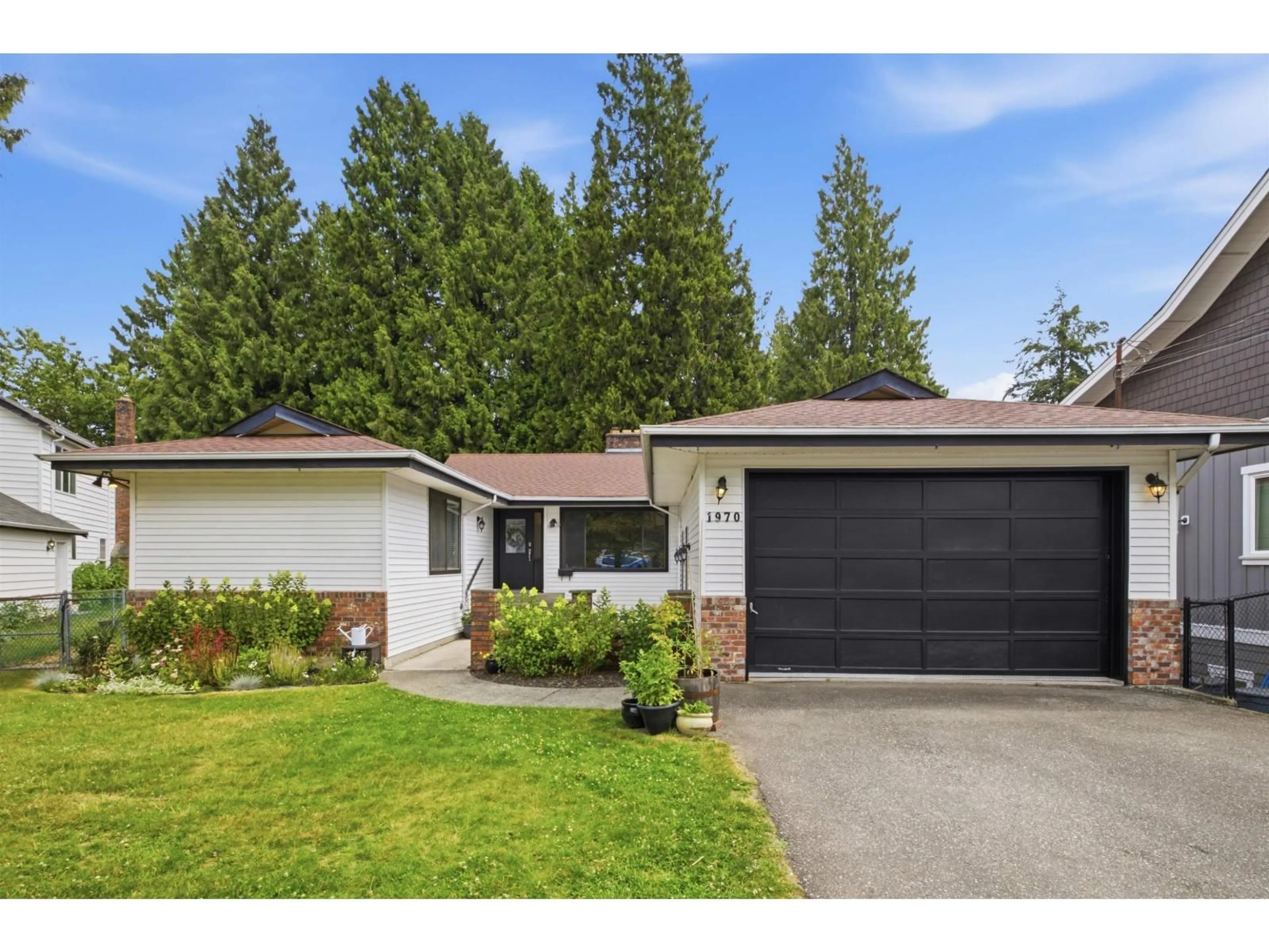 Home with vinyl exterior material, street for 1970 POWELL CRESCENT, Abbotsford British Columbia V2S4B2