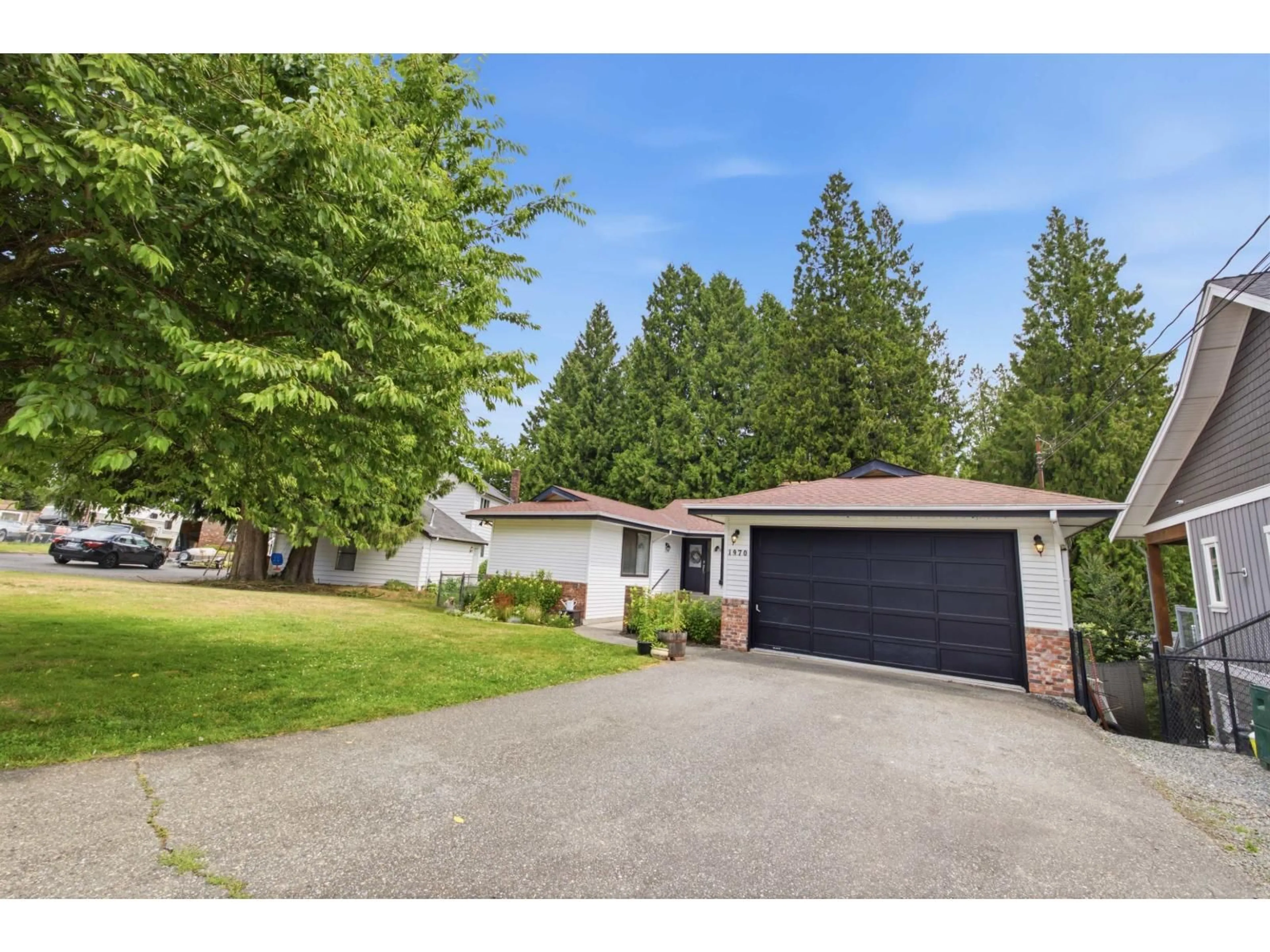 A pic from outside/outdoor area/front of a property/back of a property/a pic from drone, street for 1970 POWELL CRESCENT, Abbotsford British Columbia V2S4B2